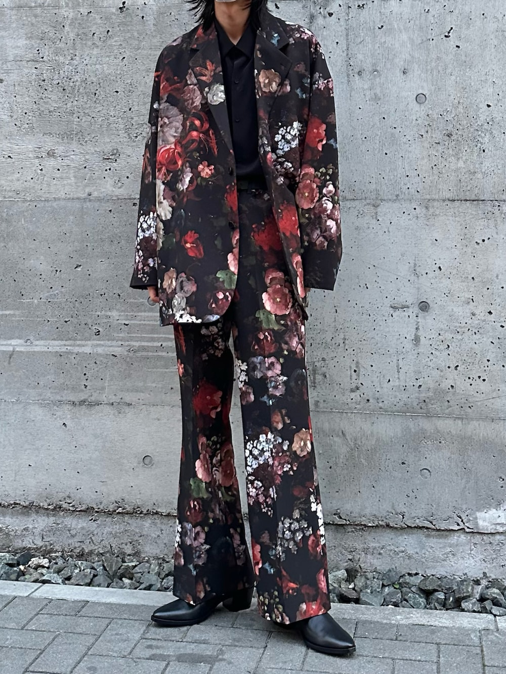 ブラック系のテーラードジャケット、ブラック系のスラックス、その他のその他を着用したメンズの春コーディネートの2枚目の写真