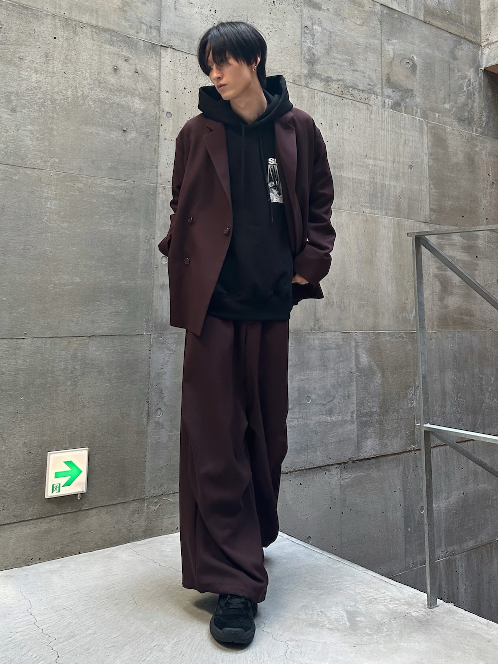 ブラック系のスニーカー、ブラウン系のテーラードジャケット、ブラウン系のその他パンツを着用したメンズの秋コーディネートの5枚目の写真