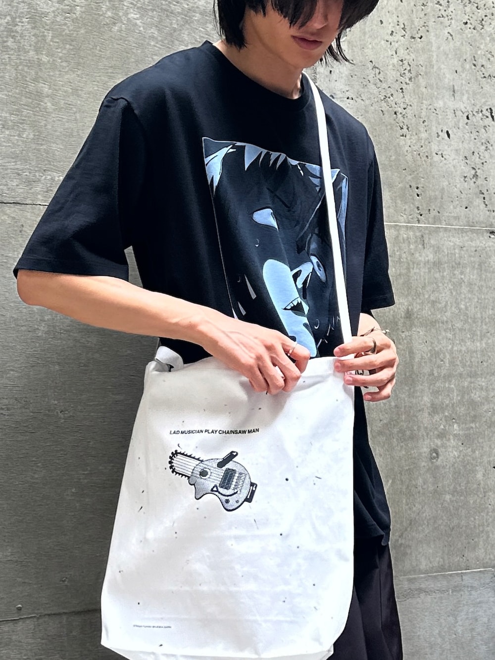 ホワイト系のトートバッグ、ブラック系のTシャツ/カットソーを着用したメンズの秋コーディネートの3枚目の写真