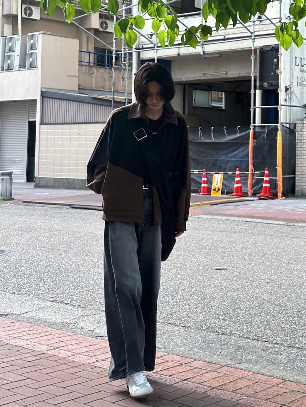 ブラック系のジャージ、ブラック系のショルダーバッグ、ブラック系のTシャツ/カットソーを着用したメンズの春コーディネートの3枚目の写真