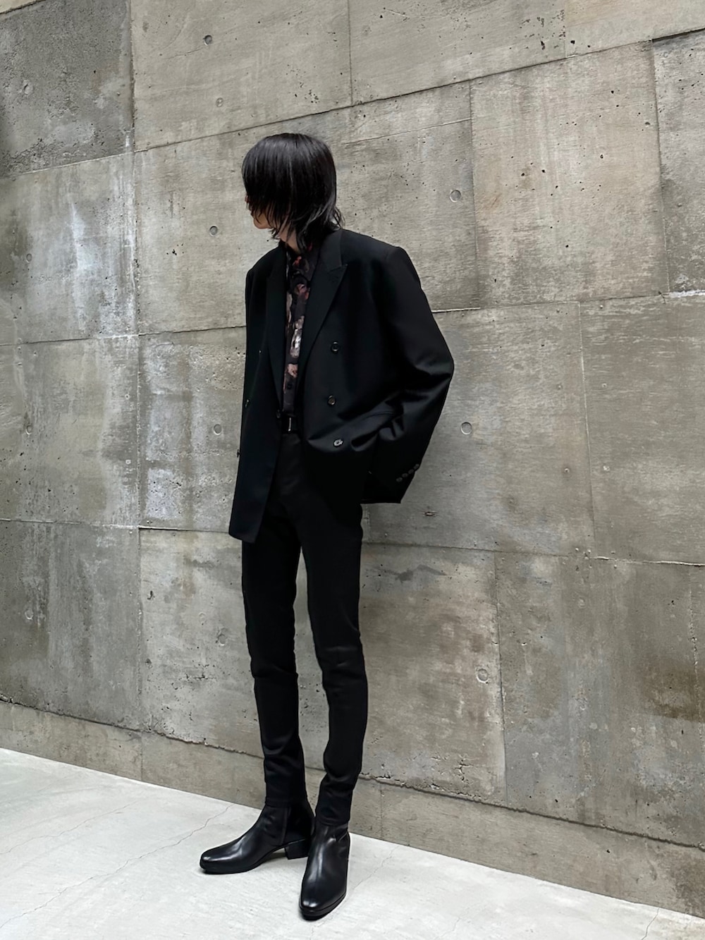 ブラック系のその他パンツ、ブラック系のテーラードジャケット、ブラック系のシャツ/ブラウスを着用したメンズの春コーディネートの2枚目の写真