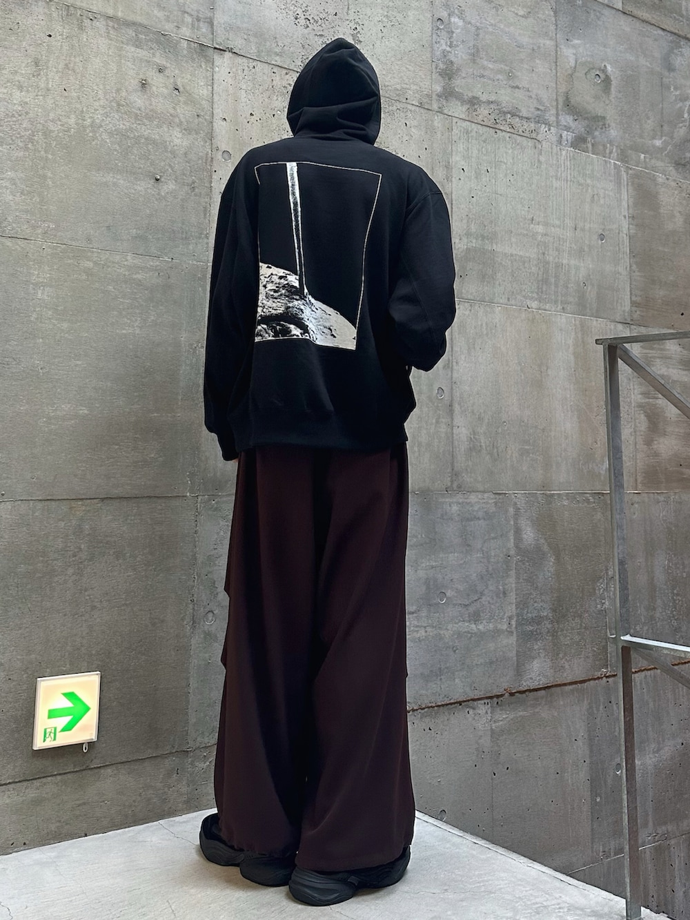 ブラック系のスニーカー、ブラウン系のテーラードジャケット、ブラウン系のその他パンツを着用したメンズの秋コーディネートの2枚目の写真