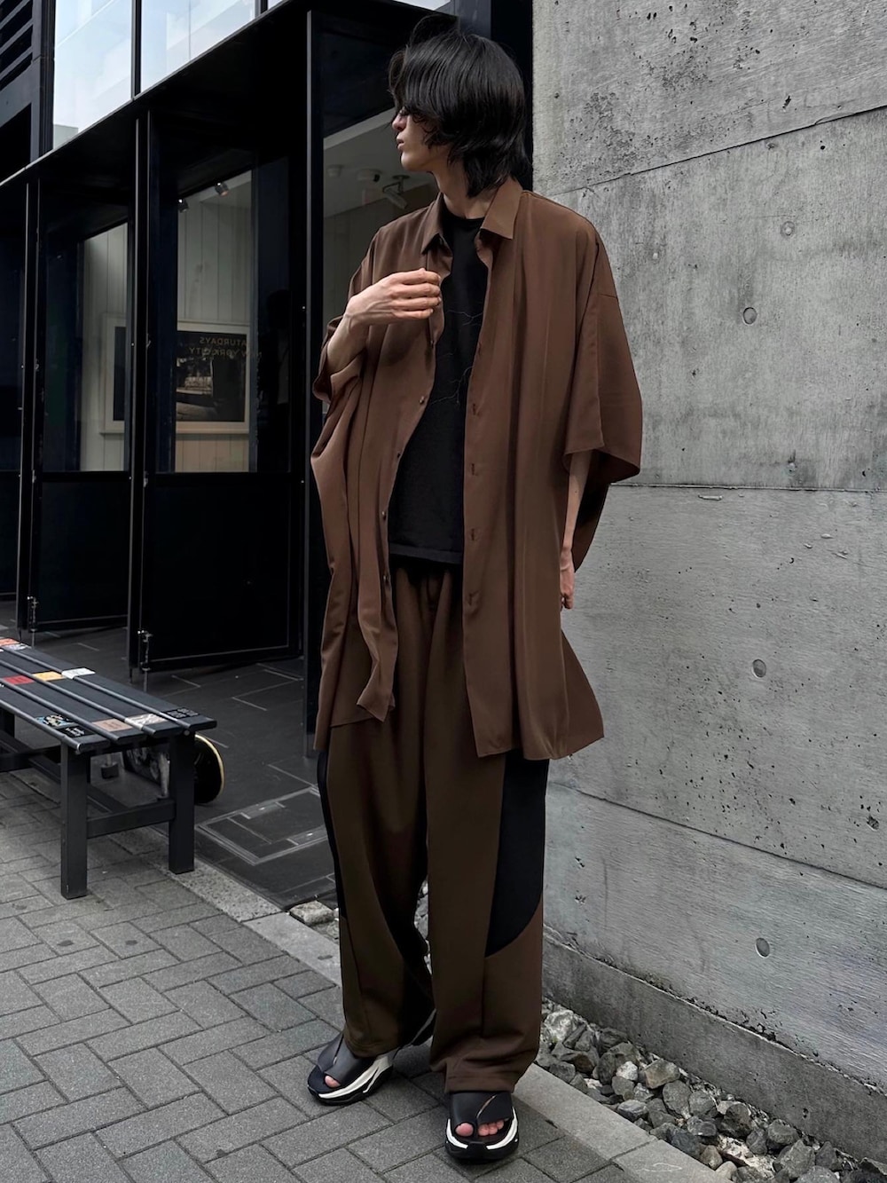 ブラック系のTシャツ/カットソー、ブラック系のシャツ/ブラウス、ブラウン系のその他パンツを着用したメンズの春コーディネートの3枚目の写真