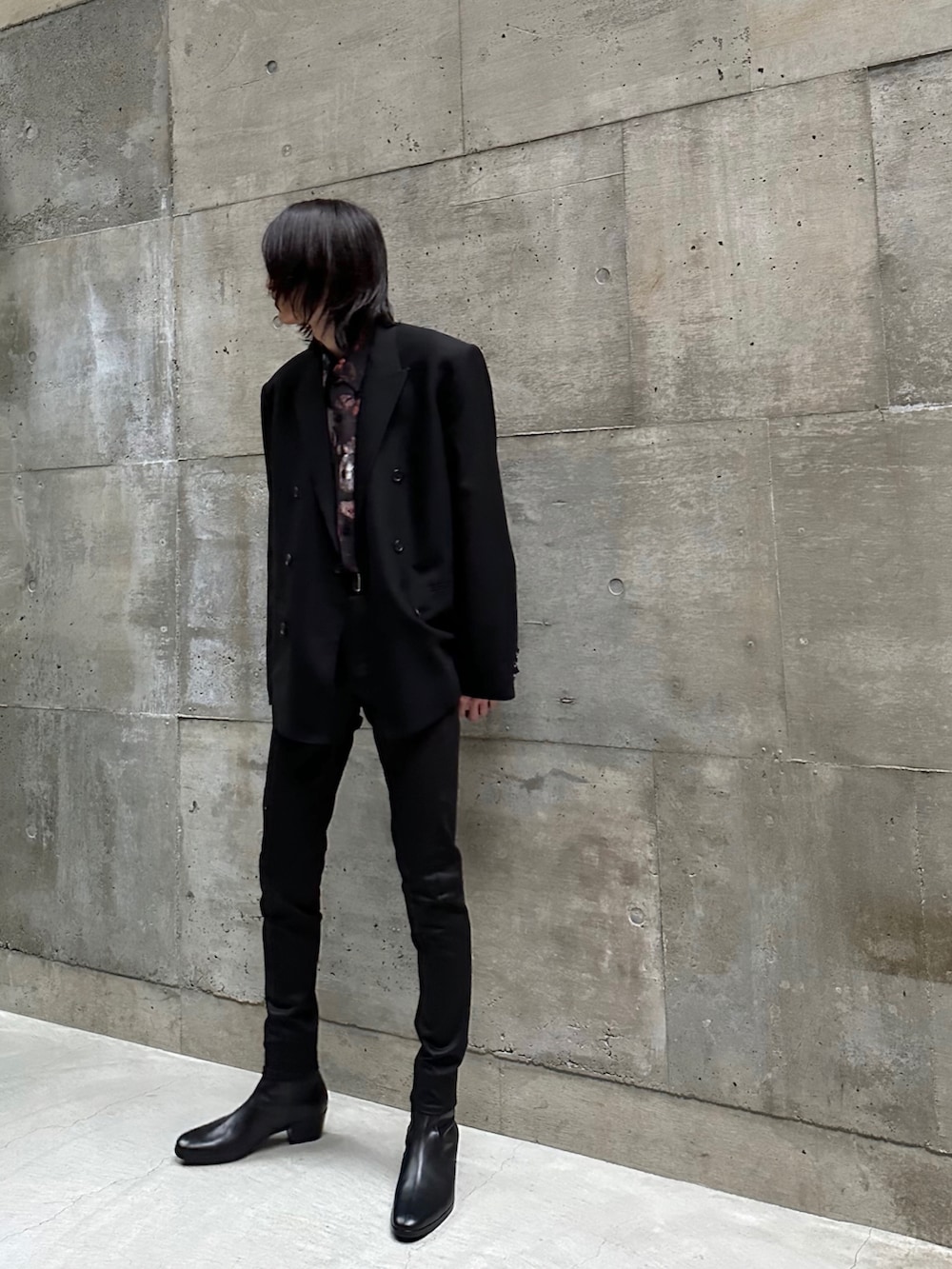 ブラック系のその他パンツ、ブラック系のテーラードジャケット、ブラック系のシャツ/ブラウスを着用したメンズの春コーディネートの3枚目の写真