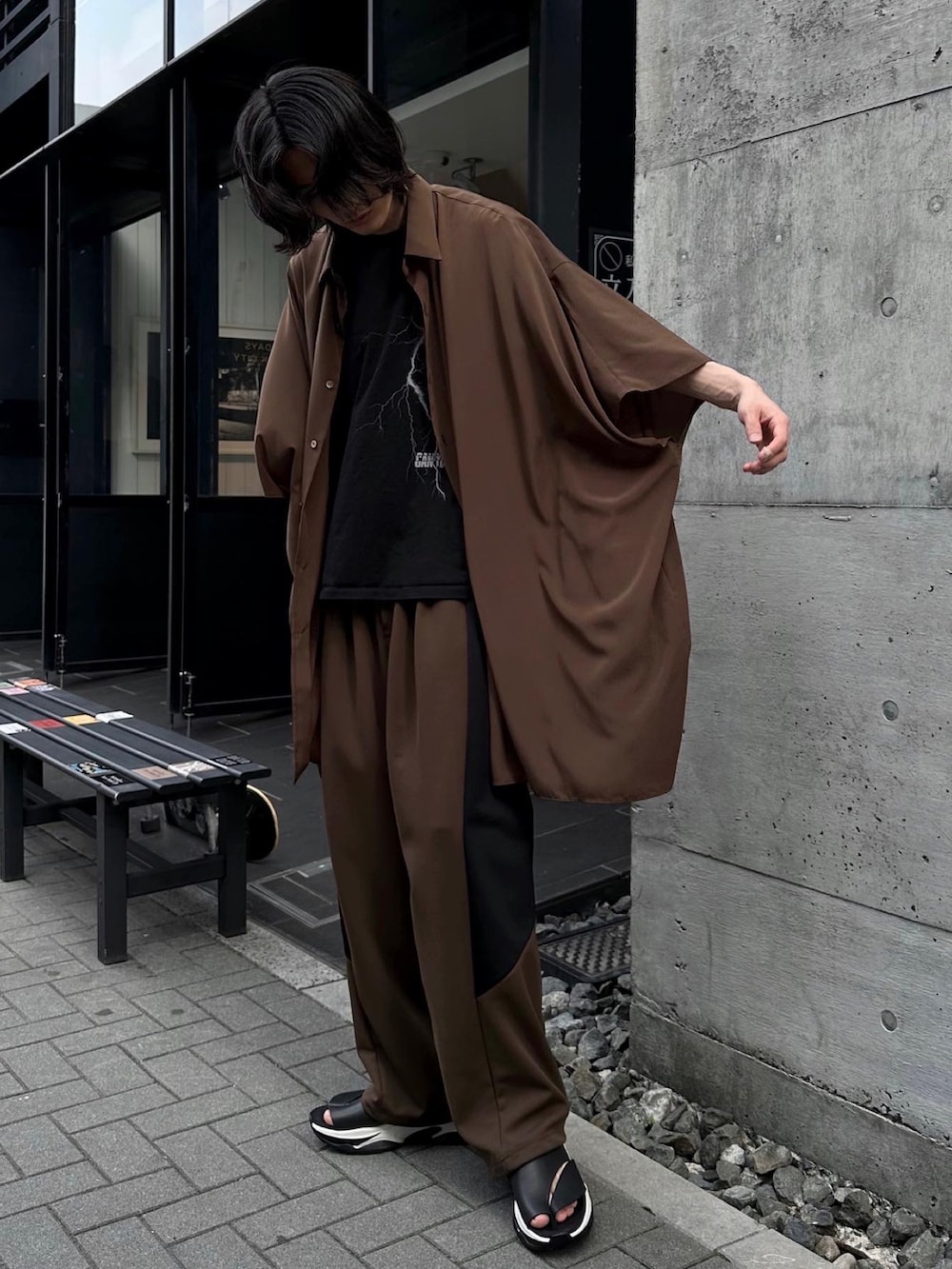 ブラック系のTシャツ/カットソー、ブラック系のシャツ/ブラウス、ブラウン系のその他パンツを着用したメンズの春コーディネートの2枚目の写真