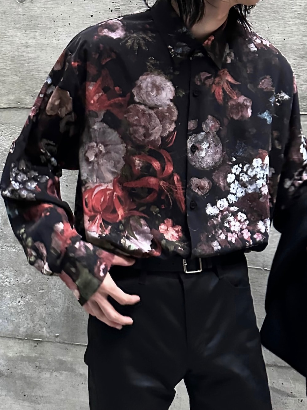 ブラック系のその他パンツ、ブラック系のテーラードジャケット、ブラック系のシャツ/ブラウスを着用したメンズの春コーディネートの4枚目の写真