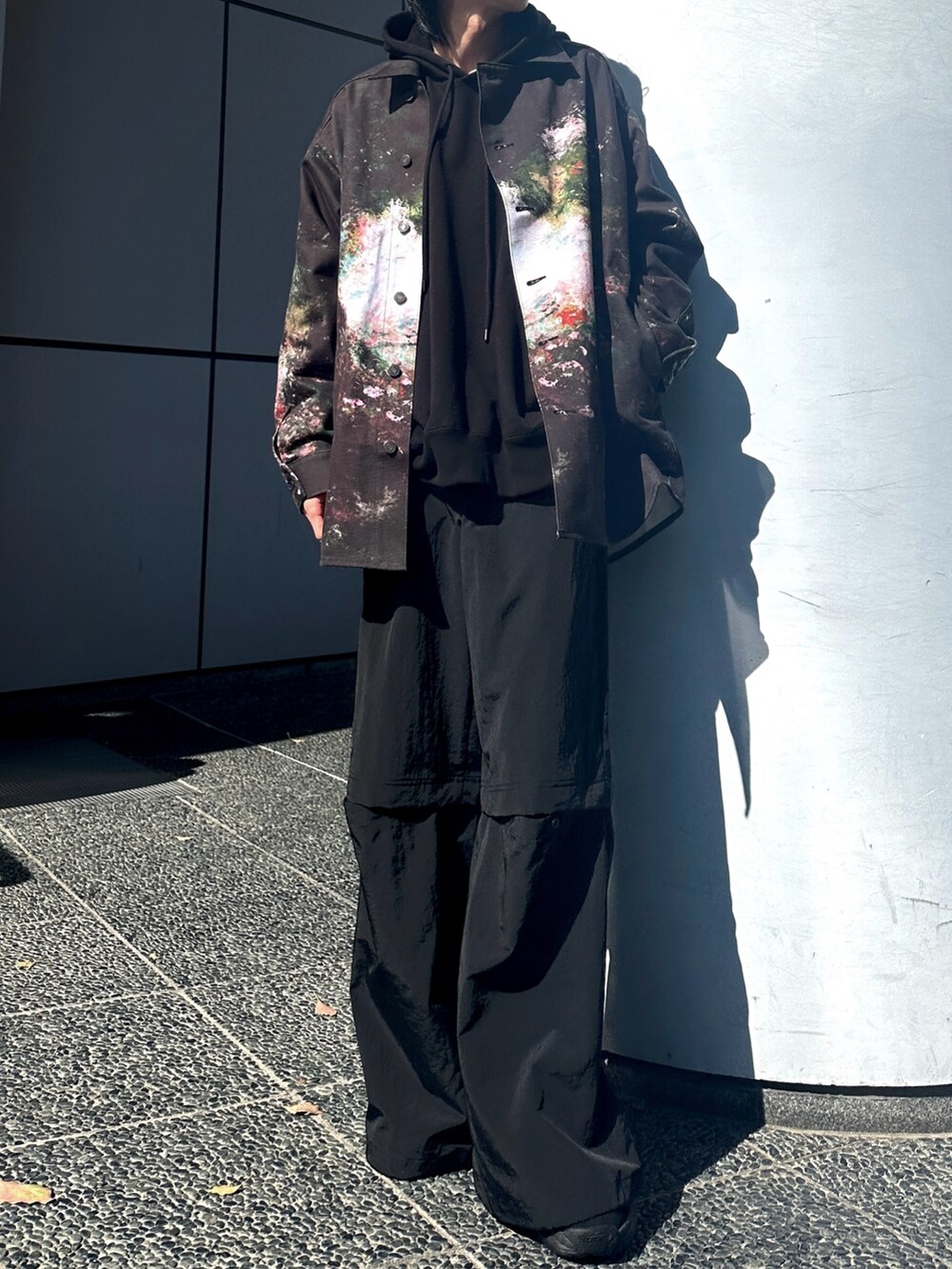 ブラック系のその他パンツ、ブラック系のデニムジャケット、ブラック系のパーカーを着用したメンズの春コーディネートの2枚目の写真