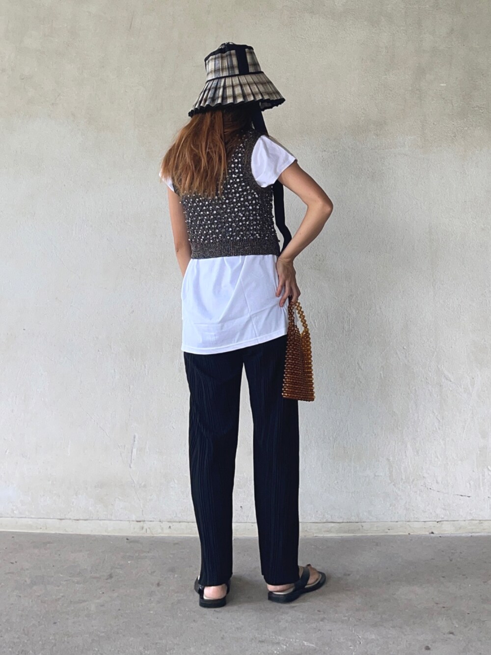 「reca、recaコーデ、レイヤードスタイル、ベスト、夏セールで買いました、ビーズバッグ、夏コーデ、ZARA、ローナマーレイ、lornamurray、ロゴT、白Tシャツ、休日スタイル、おでかけコーデ」｜「recaのフレンチスリーブチビロゴTシャツ（Tシャツ/カットソー、ホワイト系）」を使った、yukariさん（レディース・168cm）の夏コーディネートの2枚目の写真