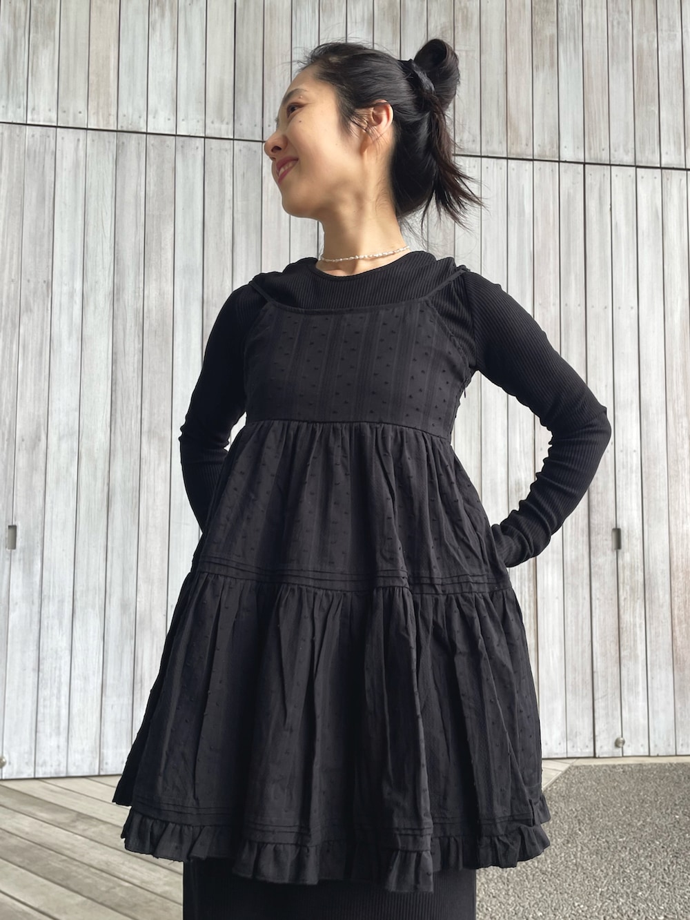 ブラック系のワンピース、ブラック系のワンピース、ブラック系のパンプスを着用したレディースの春コーディネートの4枚目の写真