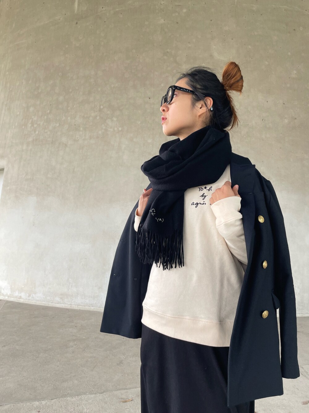 「秋冬コーデ、ロゴスウェット、マフラーぐるぐる、マフラー、エアフォースワン、NIKE、白スニーカー、スニーカーコーデ、スニーカー、レイヤードスタイル、ブレザー、アニエスベー、agnesb」|「To b. by agnes b.のWT35 PULLOVER スリーレイヤードロゴプルオーバー(スウェット、ホワイト系)」を使った、yukariさん(レディース・168cm)の冬コーディネートの3枚目の写真