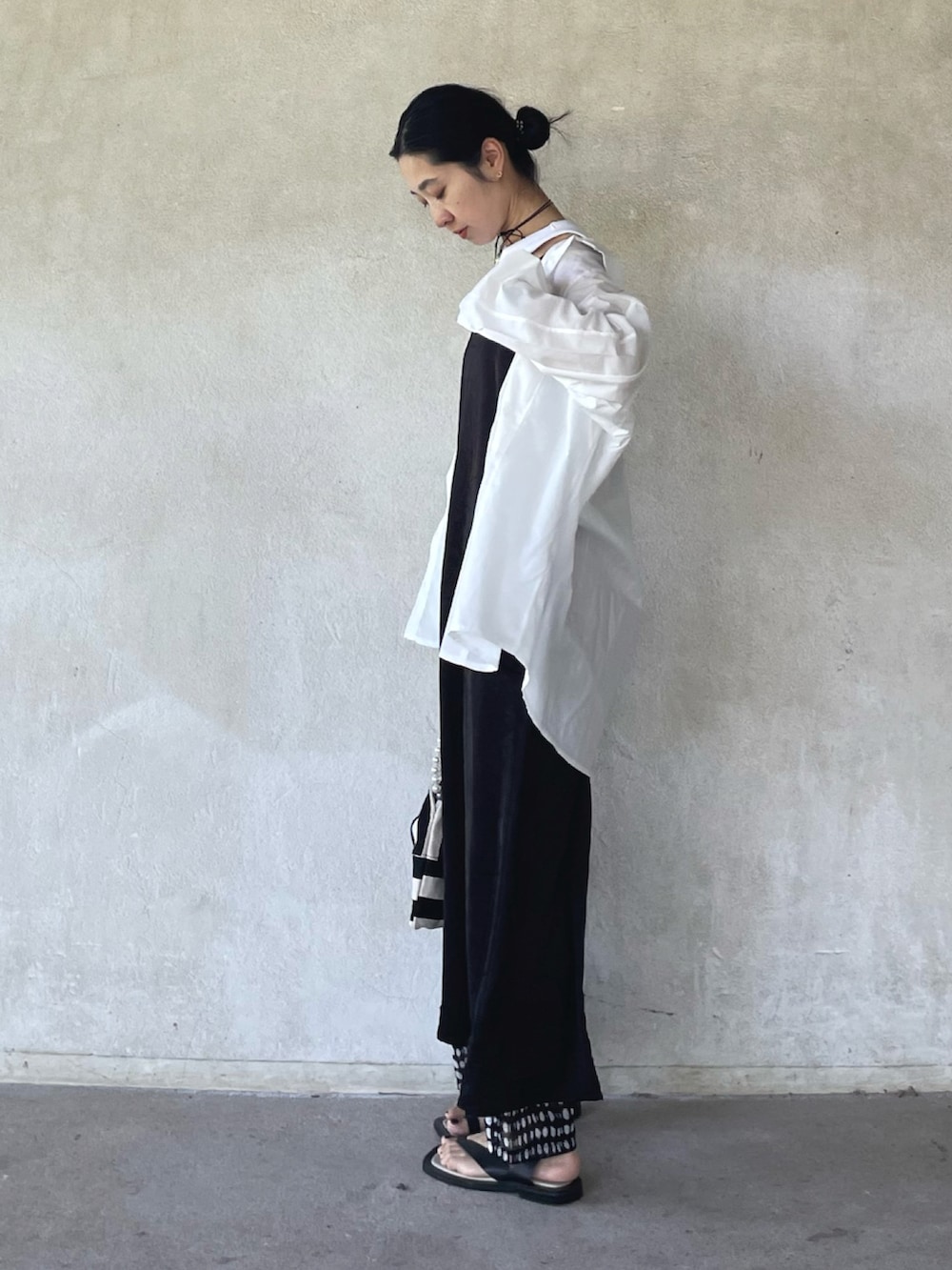 ホワイト系のシャツ/ブラウス、ブラック系のワンピース、ブラック系のパンツを着用したレディースの夏コーディネートの4枚目の写真