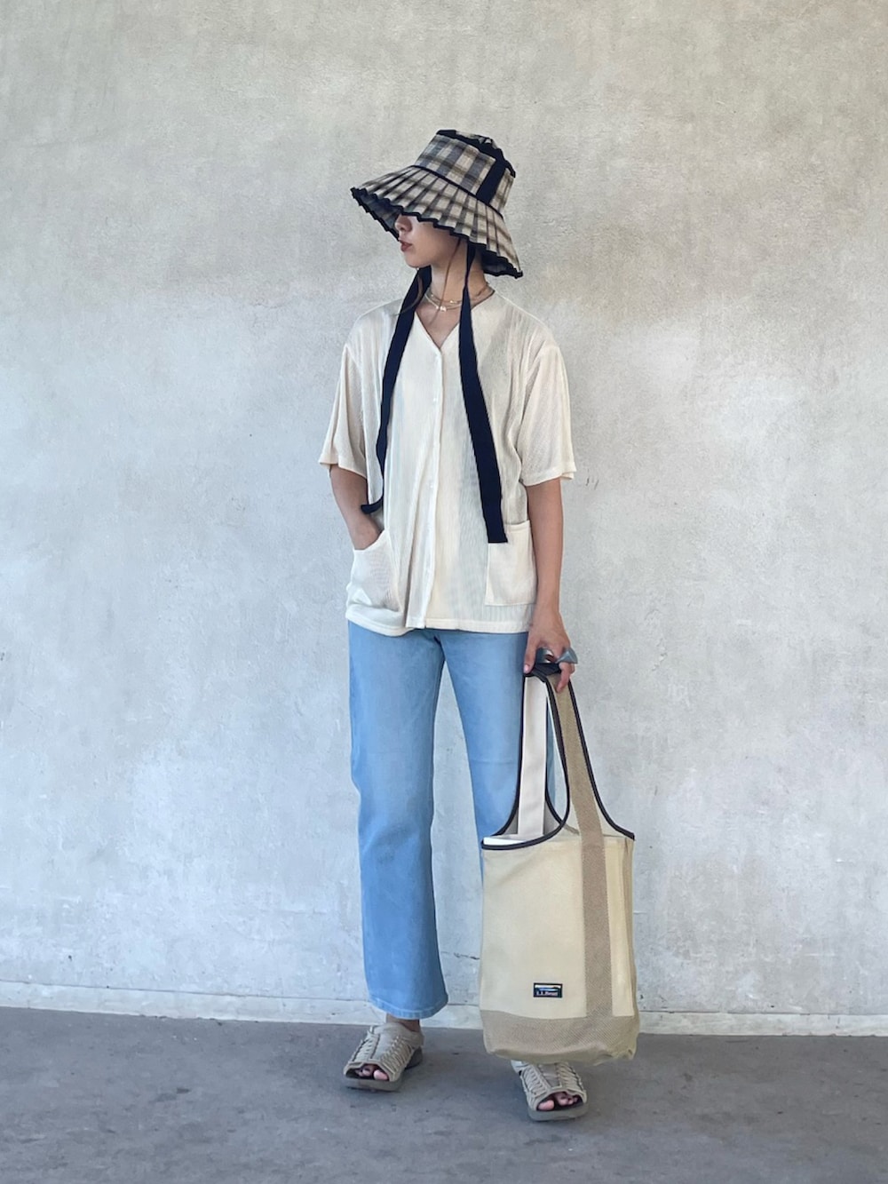「デニム、タックイン、ローナマーレイ、lornamurray、keen、UNEEK、Lee、leejapan、カジュアル、麦わら帽子、夏コーデ」｜「ap retroの【_____m.weコラボ】プリーツブラウスカーディガン（シャツ/ブラウス、ホワイト系）」を使った、yukariさん（レディース・168cm）の夏コーディネートの3枚目の写真
