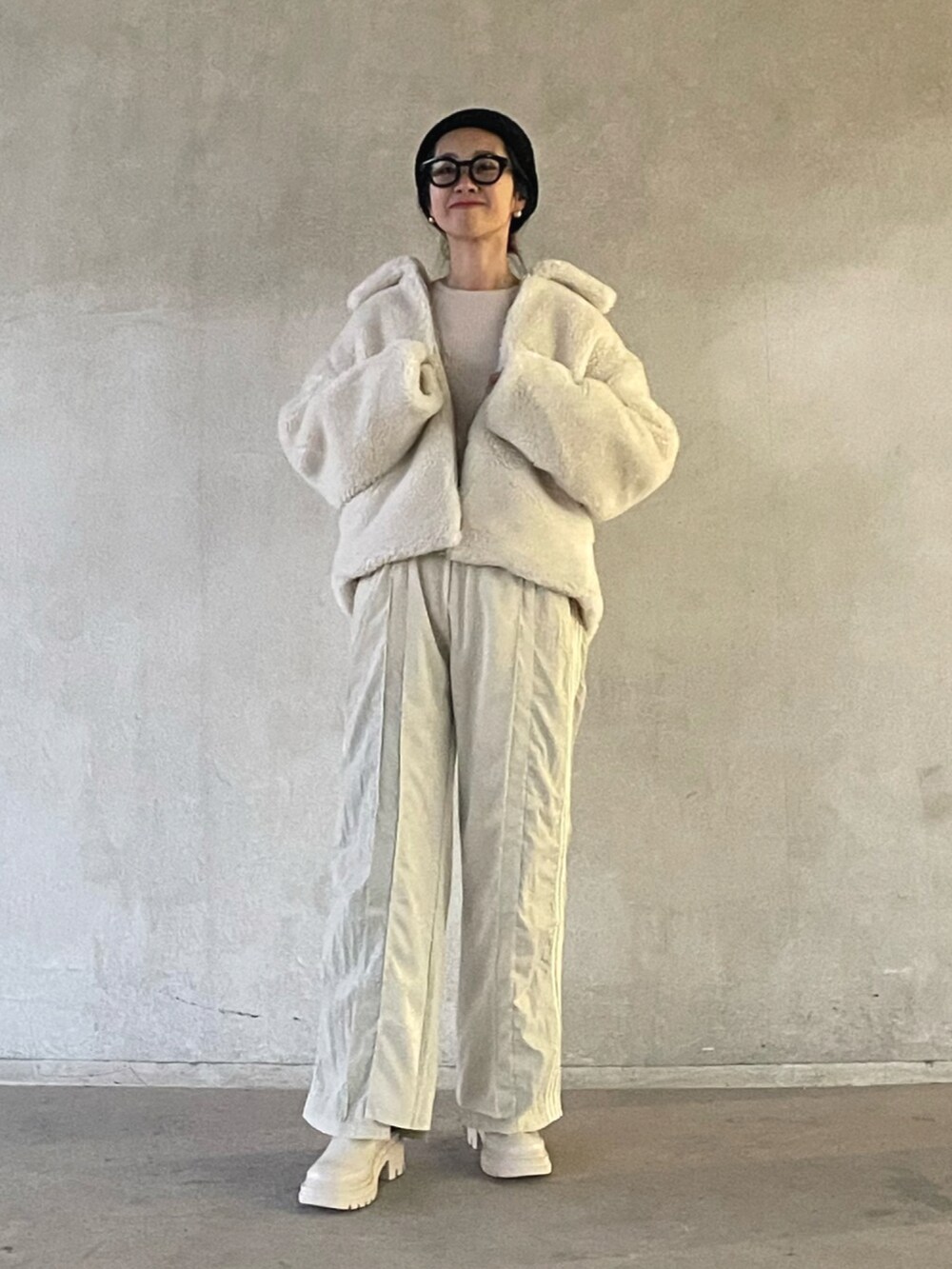 「ワンマイルウェア、カルバンクライン、Calvin Klein、トラックパンツ、バックロゴ、ボアジャケット、ボアブルゾン、ホワイトコーデ、ワントーンコーデ、モノトーン、モノトーンコーデ、ニット帽」｜「Calvin Kleinのバックモノグラム シェルパジャケット（その他アウター、ホワイト系）」を使った、yukariさん（レディース・168cm）の秋コーディネートの2枚目の写真