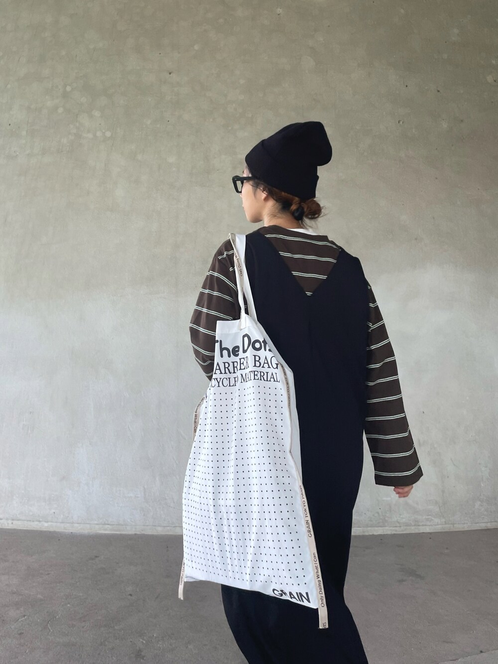 「LIFEisKEEN、ジャンパースカート、ブーツ、ニット帽、秋コーデ、秋服準備はじめました、ハンチ、HUNCH、PR、メガネ女子、トートバッグ、大人カジュアル、カジュアルコーデ」｜「hunchのヘビロテ確実、カジュアルだけじゃないボーダー柄オーバーチュニック（Tシャツ/カットソー、ブラウン系）」を使った、yukariさん（レディース・168cm）の秋コーディネートの5枚目の写真