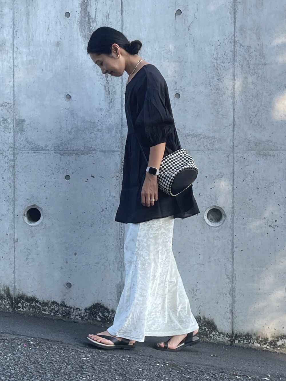ブラック系のシャツ/ブラウス、ホワイト系のスカート、ブラック系のショルダーバッグを着用したレディースの夏コーディネートの5枚目の写真