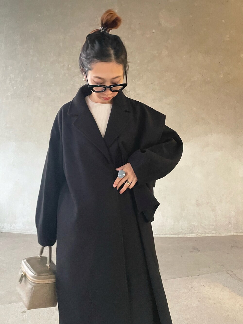 「秋冬コーデ、ロングコート、シンプルコーデ、シンプル、メガネ女子、notch.、デニム、オーバーサイズ、冬アウター、ブーツ、厚底ブーツ、チェルシーブーツ、サイドゴアブーツ」｜「notch.のアシメケープタイロッケンコート（その他アウター、ブラック系）」を使った、yukariさん（レディース・168cm）の秋コーディネートの4枚目の写真
