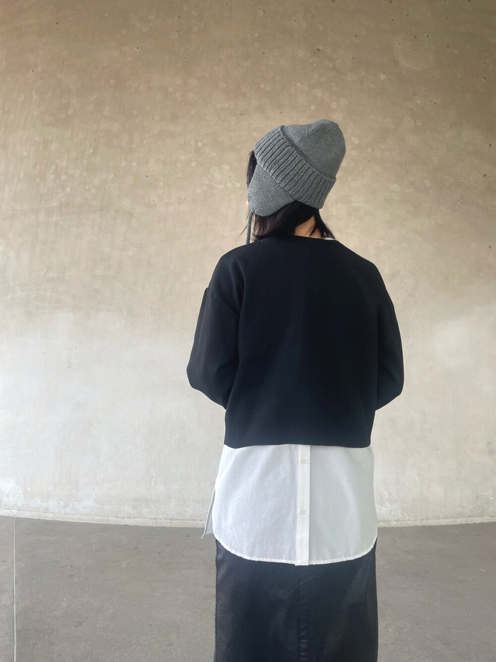 ブラック系のカーディガン/ボレロ、ホワイト系のシャツ/ブラウス、ブラック系のスカートを着用したレディースの冬コーディネートの3枚目の写真