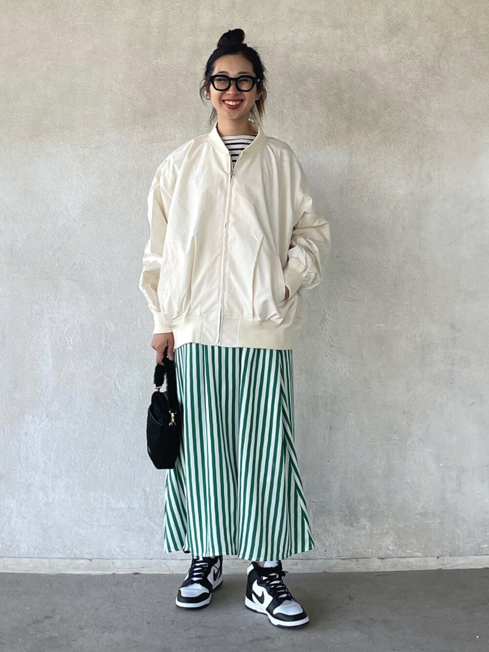 「春服デビュー宣言、Le temps riche、ルタンリッシュ、スタジャン、ストライプ、春コーデ、スニーカー、スニーカーコーデ、ハイカットスニーカー、春カラー、apretro、アプレトロ」｜「ap retroのボリュームスリーブMAー1ブルゾン（MA-1、ホワイト系）」を使った、yukariさん（レディース・168cm）の春コーディネートの3枚目の写真