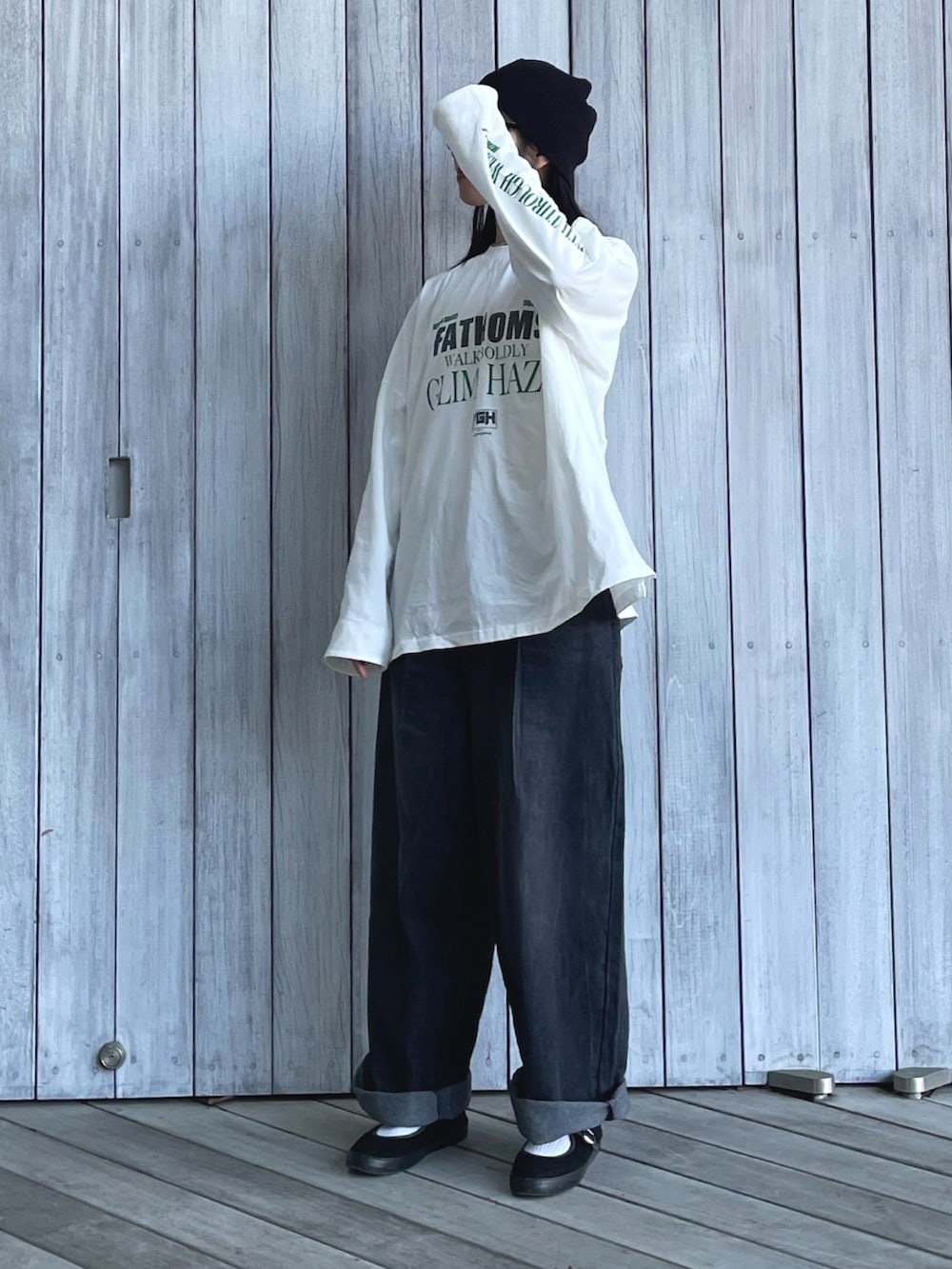 ホワイト系のTシャツ/カットソー、ブラック系のデニムパンツ、ブラック系のバレエシューズを着用したレディースの春コーディネートの4枚目の写真