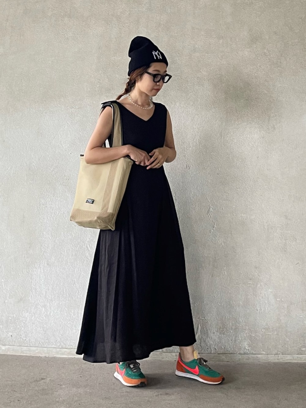 「アーバンリサーチロッソ、URBAN RESEARCH ROSSO、ロングワンピース、ニット帽、スニーカー、NIKE、スニーカーコーデ、カラースニーカー、めがね、メガネ女子、ブラック、ニットキャップ、夏コーデ、カジュアル、カジュアルコーデ」｜「AMERICAN NEEDLEのAmerican Needle NY  cuffed knit  CAP / アメリカンニードル エヌワイロゴニットキャップ（ニットキャップ/ビーニー、ブラック系）」を使った、yukariさん（レディース・168cm）の夏コーディネートの5枚目の写真