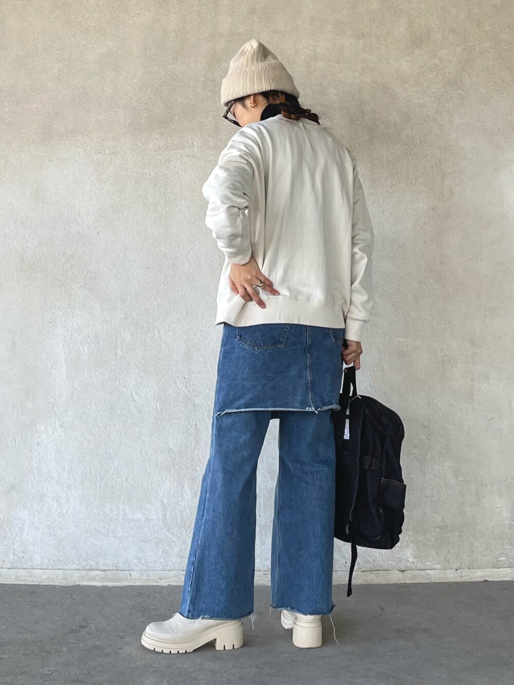「ほめられ本命コーデ、ロゴスウェット、デニム、USポロ、ブーツ、春コーデ、ニット帽、maisonspecial、メガネ女子、apretro、スウェット」|「ap retroの2022/AW ロゴプリント裏毛ルーズプルオーバー カレッジロゴ(スウェット、ホワイト系)」を使った、yukariさん(レディース・168cm)の冬コーディネートの3枚目の写真