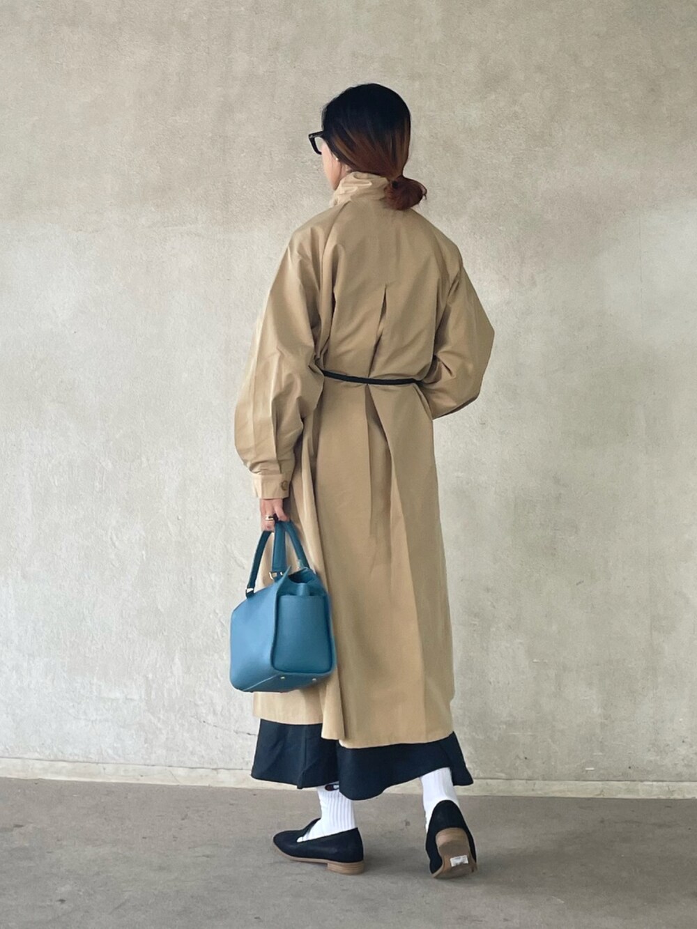 「秋コーデ、シンプルコーデ、大人カジュアル、ロングコート、ウエストマーク、メガネ女子、ローファー、apretro、clarks、細ベルト、白ソックス、ボストンバッグ、chiiiibag、ch!iiibag」｜「ap retroのステンカラースタンドロングコート　タマムシコート（ステンカラーコート、ベージュ系）」を使った、yukariさん（レディース・168cm）の秋コーディネートの3枚目の写真