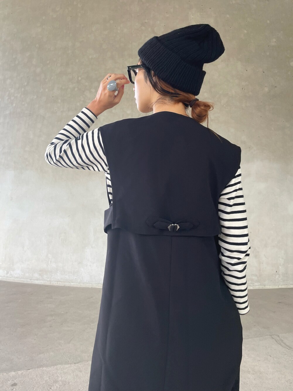 「レイヤードスタイル、カラーソックス、ニット帽、ボーダー、メガネ女子、WEARハロウィン2022、リノーム、renorm、ワンピース、大人カジュアル、秋コーデ、秋冬コーデ」｜「ReNormの【YUKIコラボ】ショートベスト×ジャンスカセット（ジャンパースカート、ブラック系）」を使った、yukariさん（レディース・168cm）の秋コーディネートの4枚目の写真