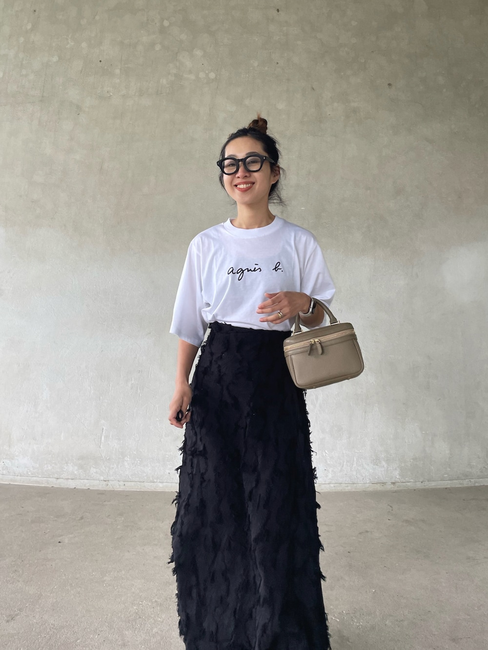 「アニエスベー、アニエスベーTシャツ、agnesb、ロゴT、ロゴTシャツ、ロングスカート、モノトーン、モノトーンコーデ、フレアスカート、メガネ女子、シンプルコーデ、お出かけコーデ日記、ハンドバッグ」｜「agnes b.のWEB限定 S137 TS YOKO Tシャツ（Tシャツ/カットソー、ホワイト系）」を使った、yukariさん（レディース・168cm）の春コーディネートの3枚目の写真