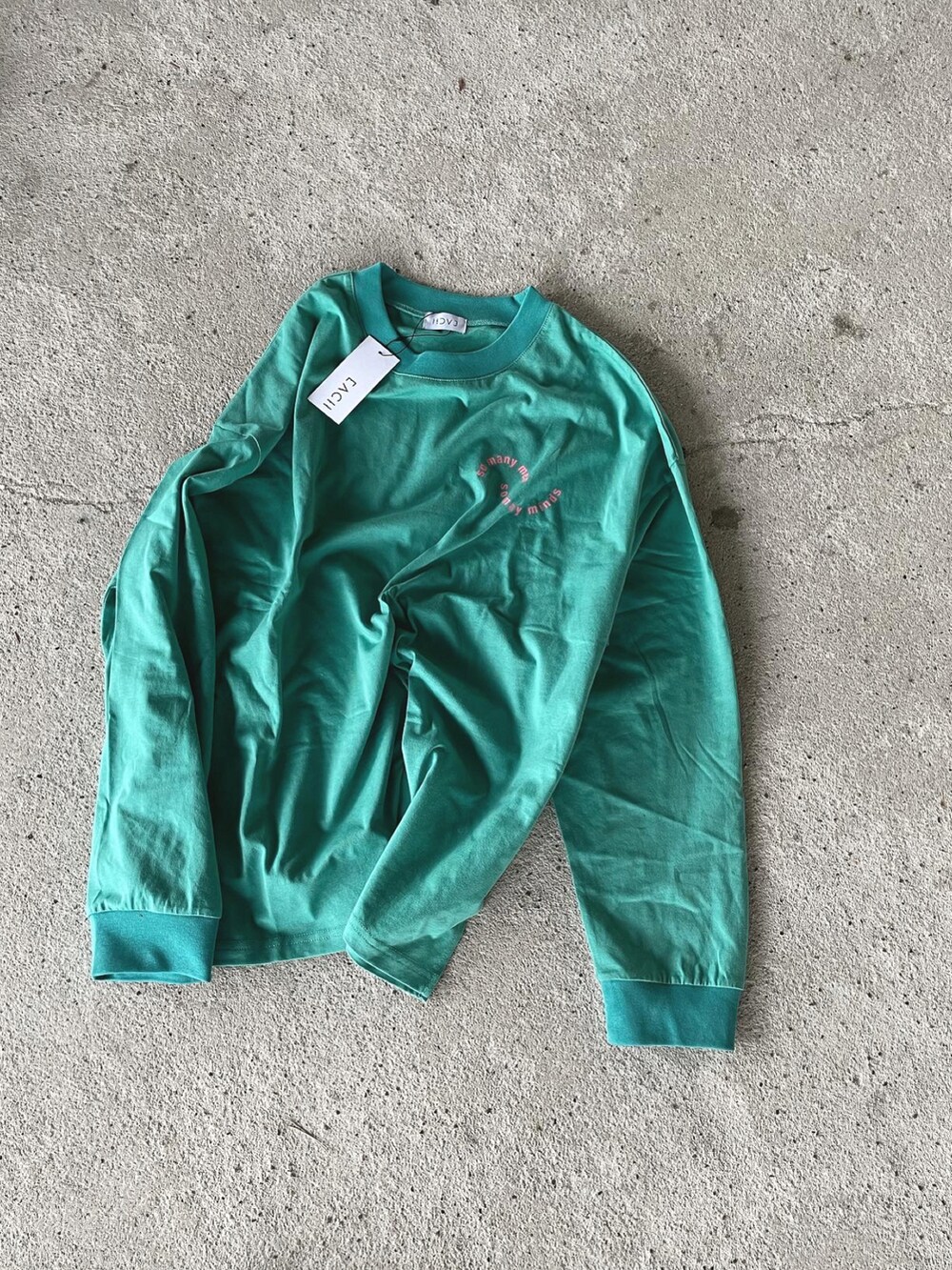 ホワイト系のベスト、グリーン系のTシャツ/カットソー、ブラック系のカーゴパンツを着用したレディースの秋コーディネートの5枚目の写真