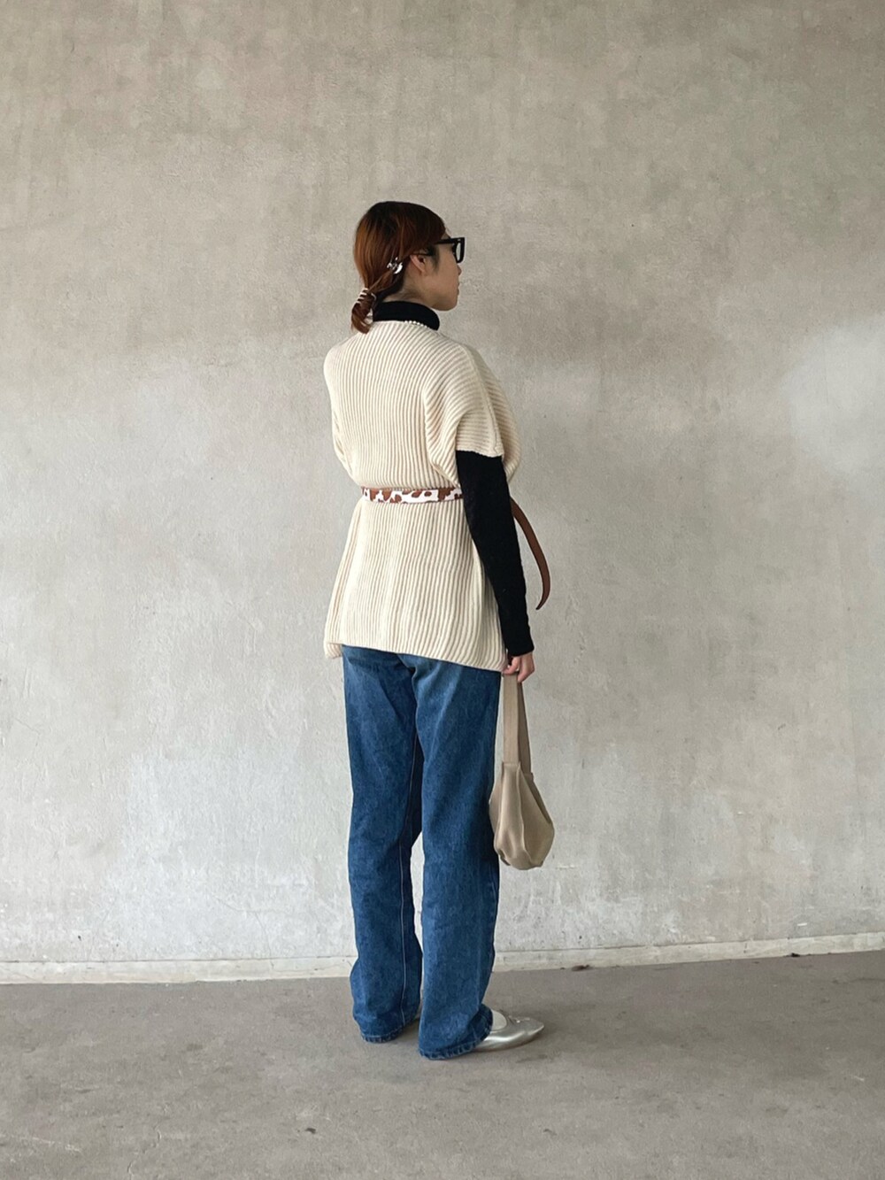 「M2SQUARED、ALWAYS GOOD TIME、レイヤードスタイル、きれいめカジュアル、デニム、ニットベスト、ベスト、ウエストマーク、カウ柄、chiiiibag、byあしながおじさん、byあしながおじさんの靴、足が痛くならない靴、メガネ女子」|「M2SUQAREDの【M2SUQARED/エムツースクエア】サイドスリットモールニット ベスト(ニット/セーター、ホワイト系)」を使った、yukariさん(レディース・168cm)の冬コーディネートの4枚目の写真