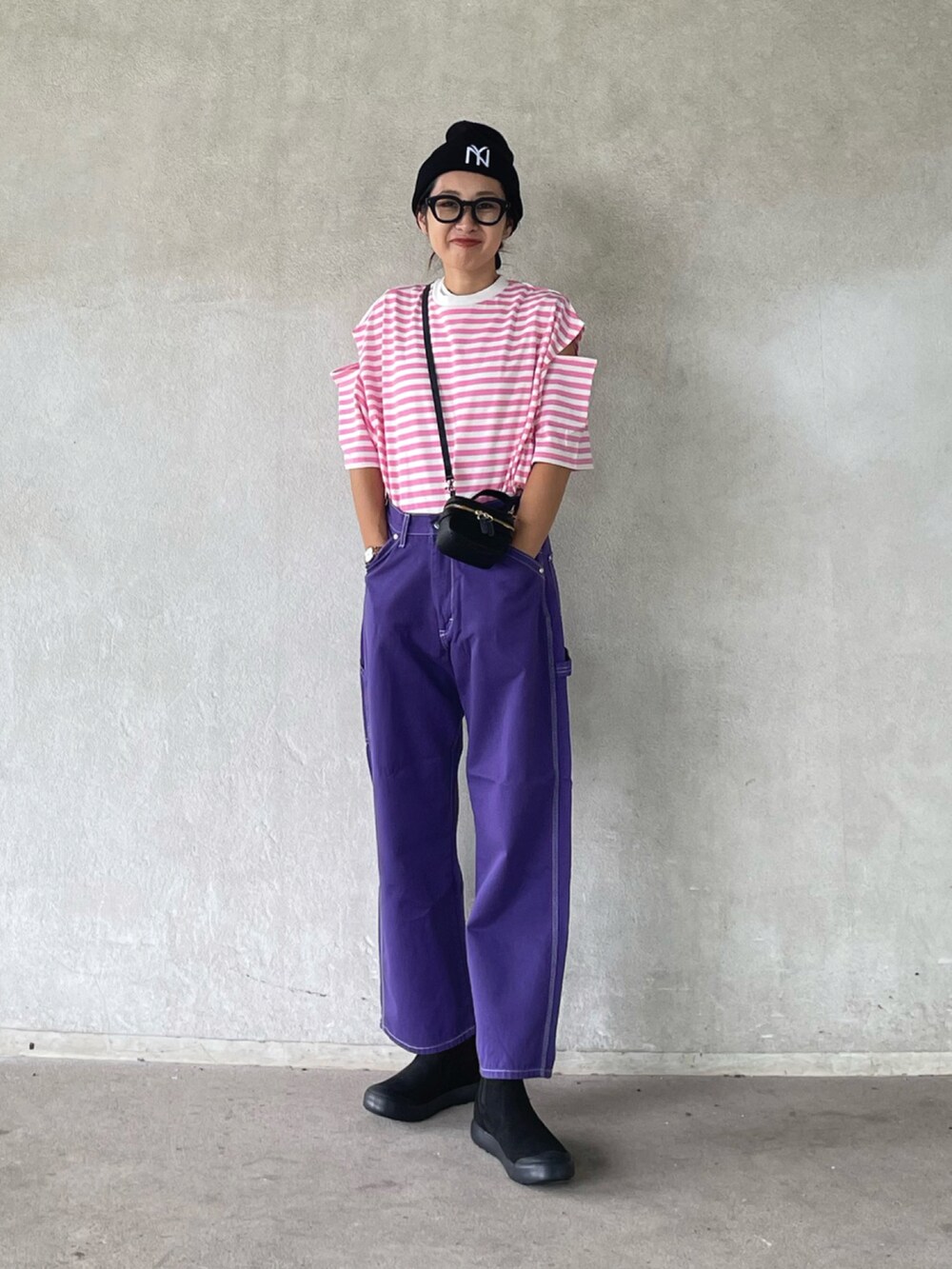 「カラー×コーデ、ニット帽、メガネ女子、momentplus、モーメントプラス、ボーダー、ペインターパンツ、カラーパンツ、ブーツ、keen、チェルシーブーツ、休日スタイル、ショルダーバッグ、カジュアルコーデ、Lee」｜「moment+の綿100％ボーダー天竺.ショルダーカットアウトTシャツ（Tシャツ/カットソー、ピンク系）」を使った、yukariさん（レディース・168cm）の秋コーディネートの4枚目の写真