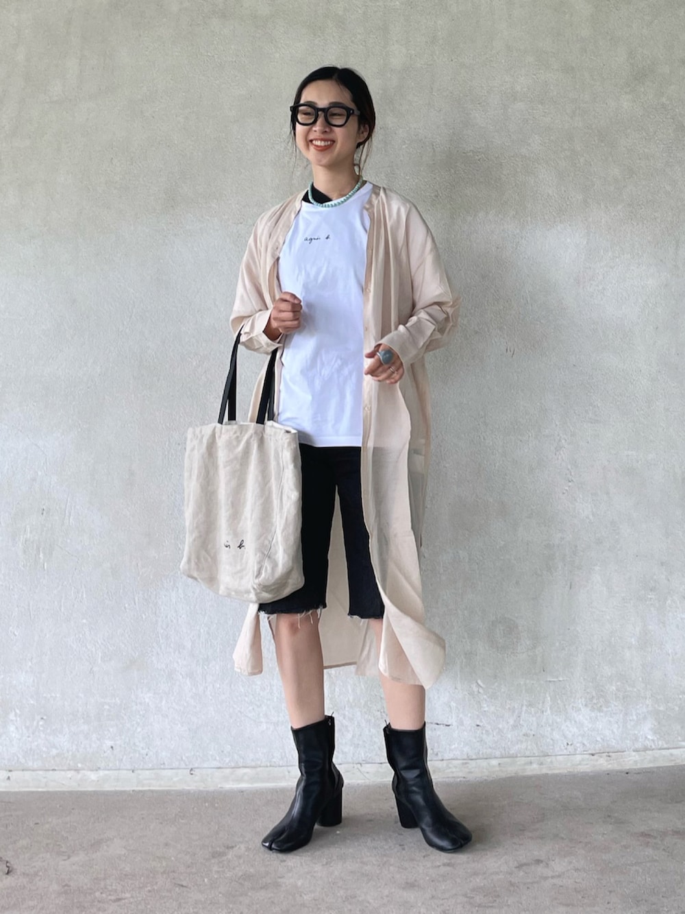 「ロゴT、トートバッグ、シャツワンピ、シャツワンピース、モノトーンコーデ、大人カジュアル、夏ワンピ、agnesb、アニエスベー、アニエスベーTシャツ、アニエスベートート、ITEMS URBANRESEARCH、アイテムズアーバンリサーチ、きれいめカジュアル、ハーフパンツ」｜「agnes b.のS179 TS ロゴTシャツ（Tシャツ/カットソー、ホワイト系）」を使った、yukariさん（レディース・168cm）の春コーディネートの2枚目の写真