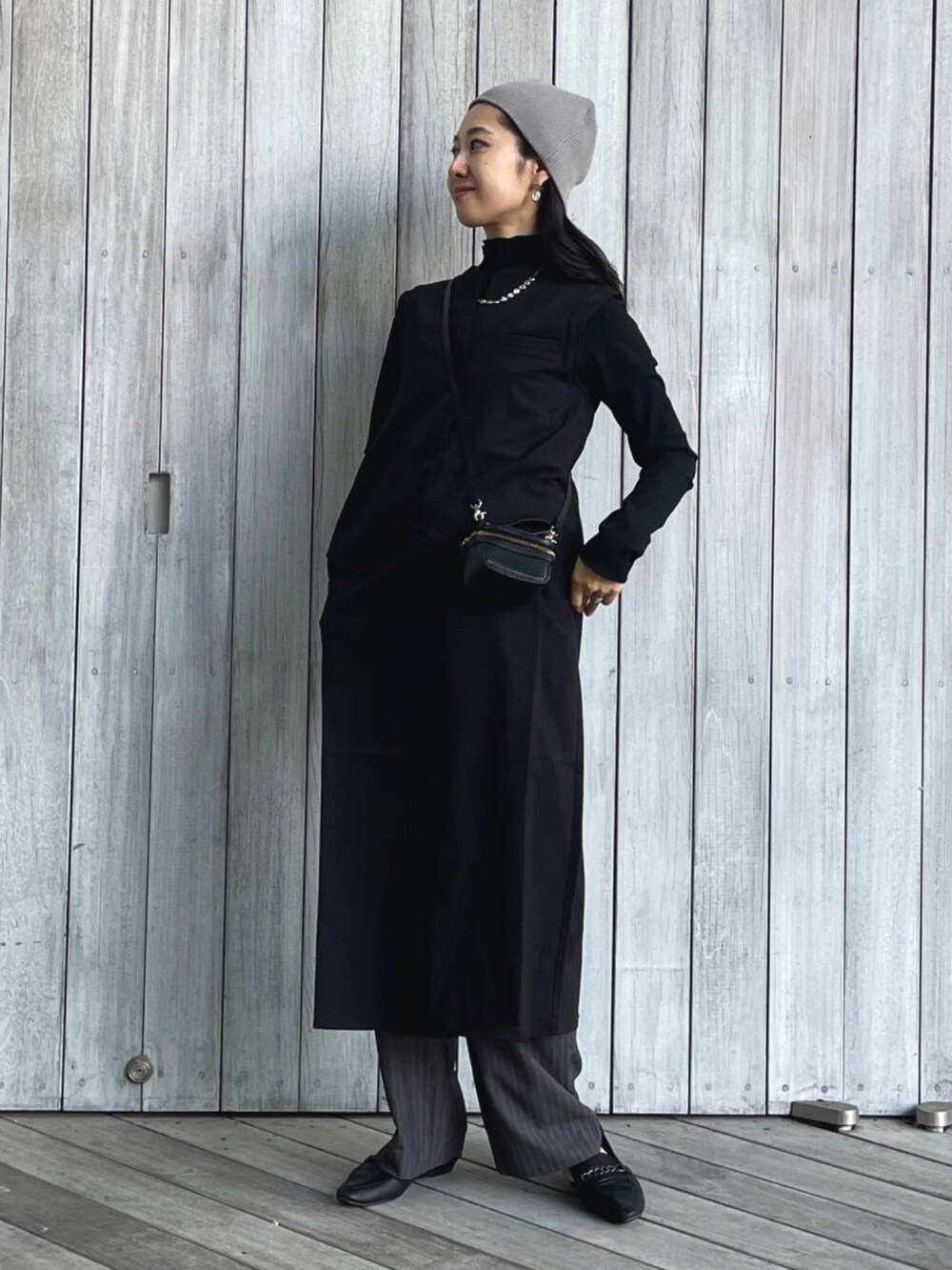 ブラック系のワンピース、ブラック系のローファー、ブラック系のTシャツ/カットソーを着用したレディースの秋コーディネートの3枚目の写真
