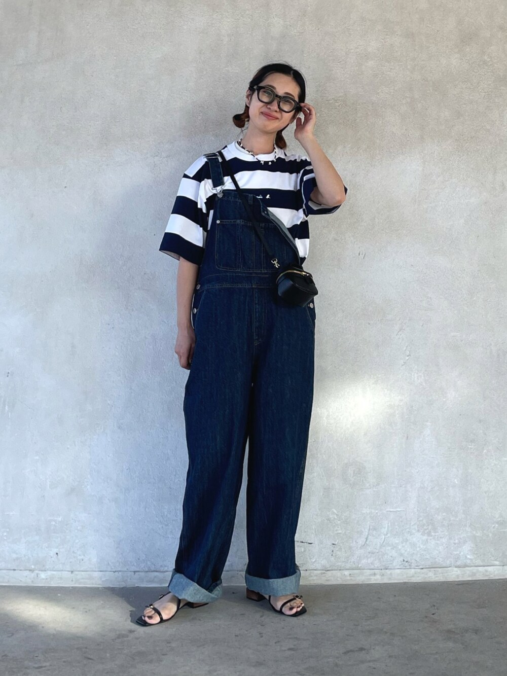 ブルー系のTシャツ/カットソー、ブルー系のサロペット/オーバーオール、ブラック系のサンダルを着用したレディースの夏コーディネートの4枚目の写真