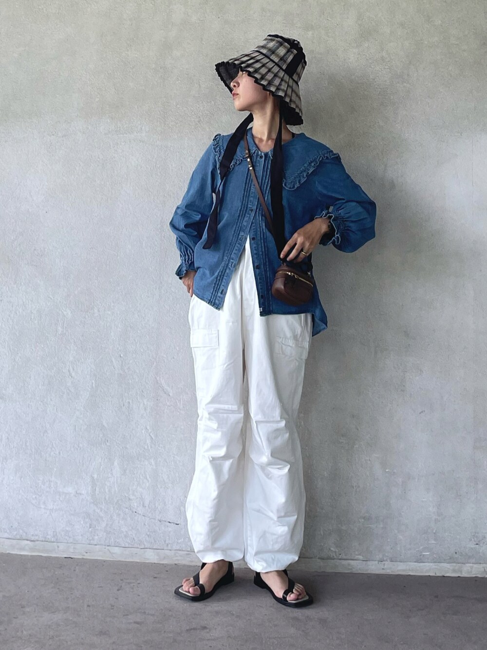 ブルー系のシャツ/ブラウス、ホワイト系のサロペット/オーバーオール、ブラック系のサンダルを着用したレディースの夏コーディネートの2枚目の写真