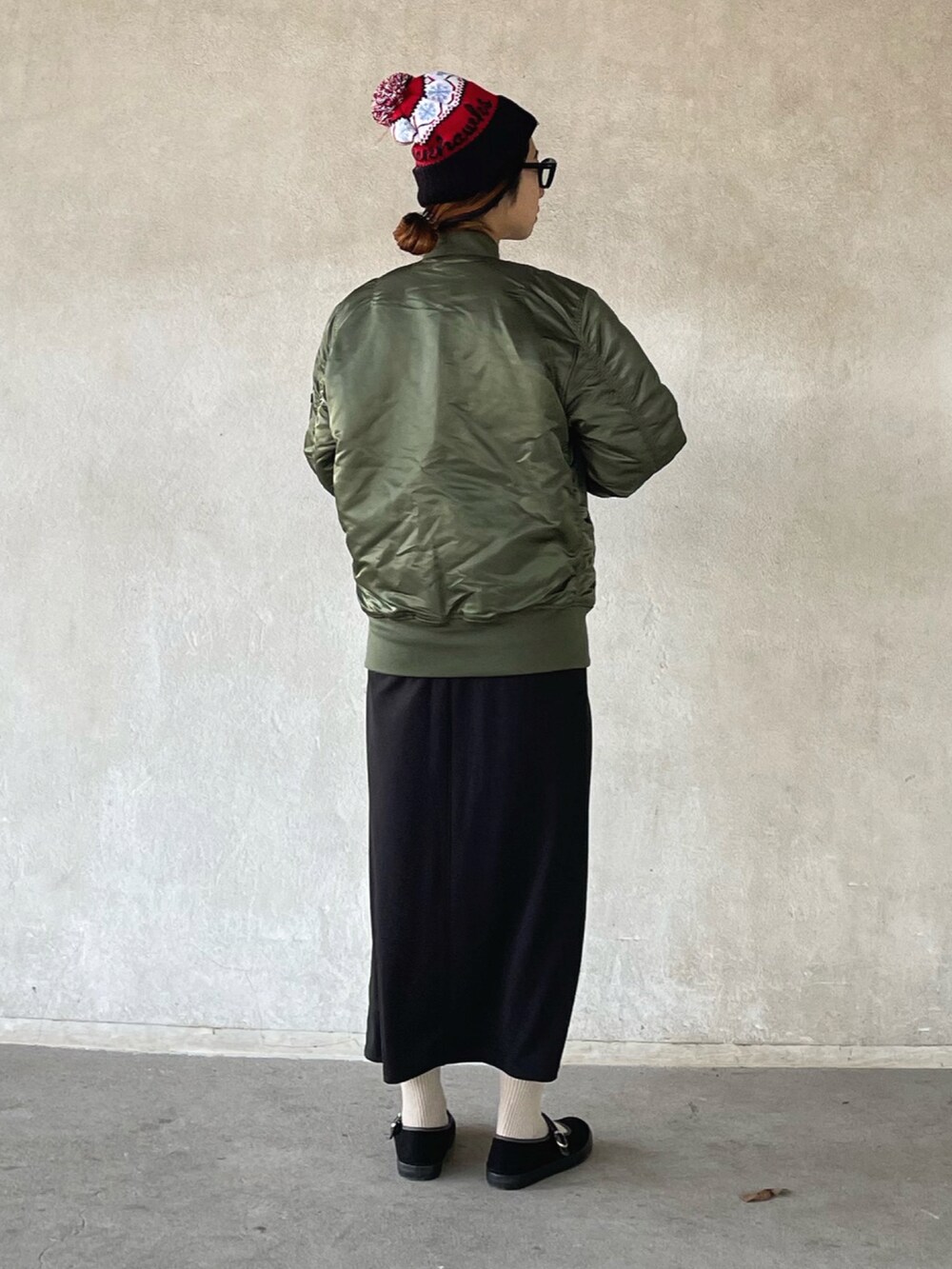 「MA-1、ニット帽、冬コーデ、メガネ女子、カジュアルコーデ、カーキ、alpha、alpha_industries_japan、alpha_industries、AMERICAN NEEDLE」｜「ALPHAのMA-1 CORE TALL(トールモデル)（MA-1、グリーン系）」を使った、yukariさん（レディース・168cm）の冬コーディネートの3枚目の写真