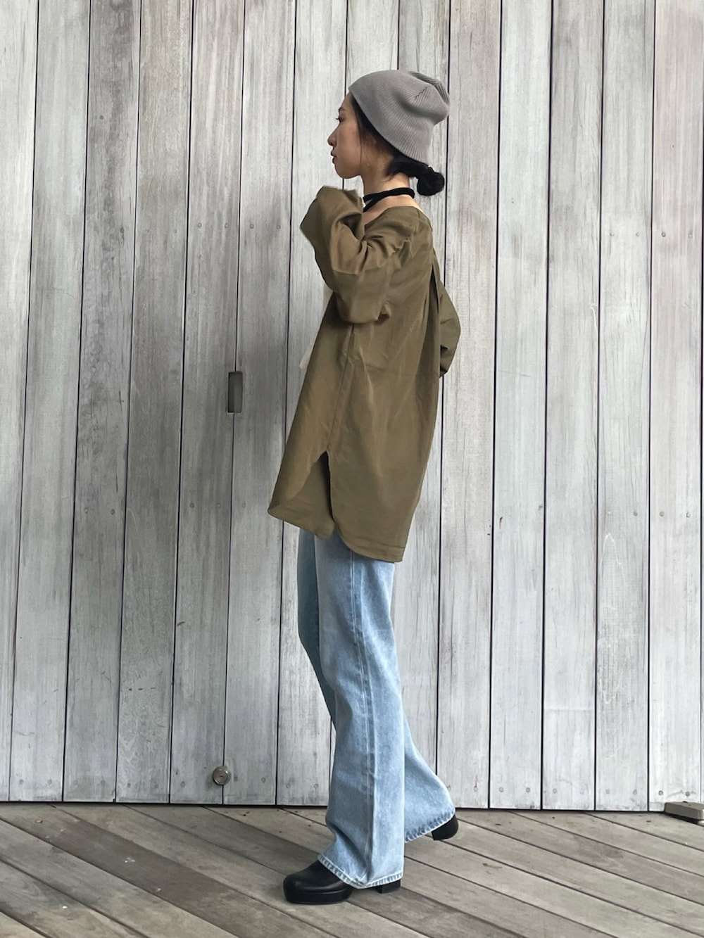 グリーン系のシャツ/ブラウス、ブルー系のデニムパンツ、ブラック系のサンダルを着用したレディースの秋コーディネートの3枚目の写真