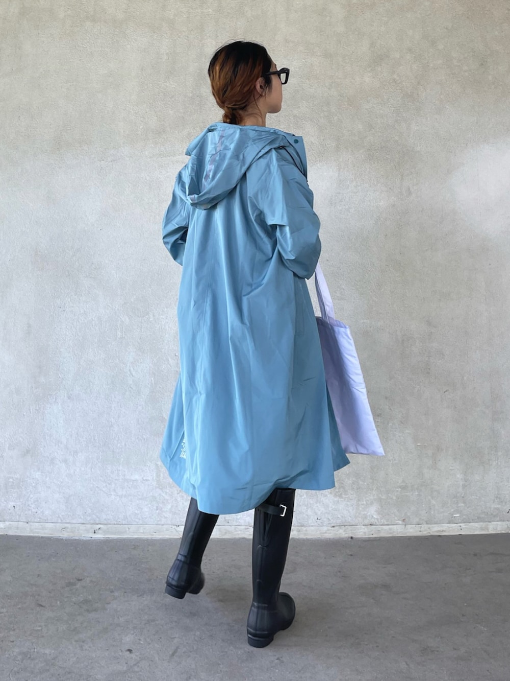 ホワイト系のトートバッグ、その他のチュニック、ブラック系のレインシューズを着用したレディースの春コーディネートの5枚目の写真