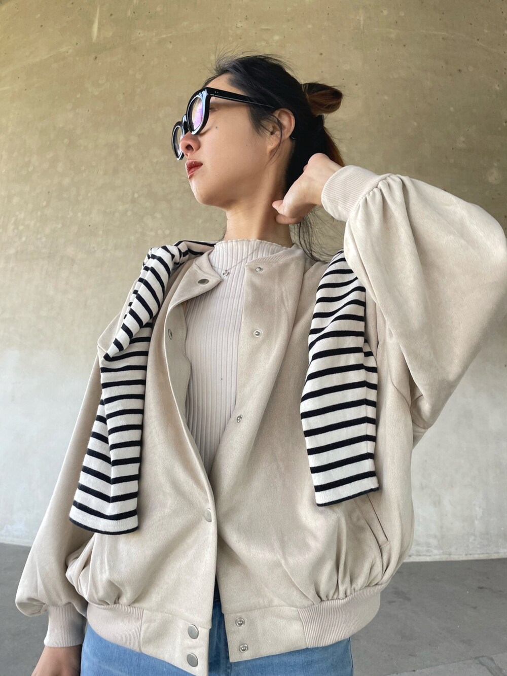 「スタジャン、Fizz、シンプルコーデ、シンプル、デニム、エドウィン、EDWIN、edwinjapan、スニーカー、スニーカーコーデ、NIKE、春コーデ、春服デビュー宣言」｜「Fizzの【Fizz/フィズ】　スウェードポンチスタジャン（スタジャン、ホワイト系）」を使った、yukariさん（レディース・168cm）の春コーディネートの2枚目の写真