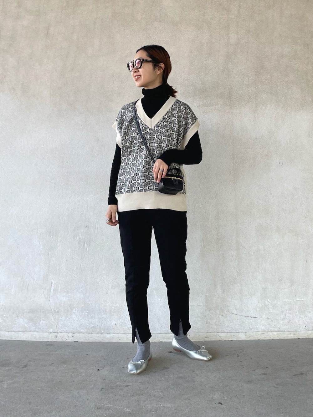 ホワイト系のベスト、ブラック系のスウェットパンツ、シルバー系のバレエシューズを着用したレディースの春コーディネートの3枚目の写真