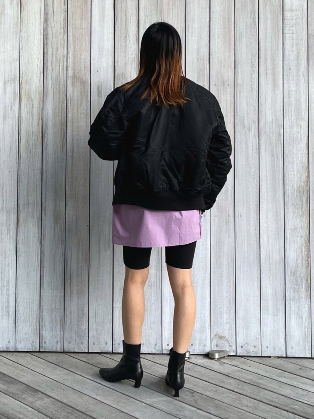 「alpha、alpha_industries_japan、MA-1、ブーツ、ショートブーツ、シャツスタイル、秋コーデ、メガネ女子、大人カジュアル、サヴァサヴァ、サヴァサヴァの靴、足が痛くならない靴、chiiiibag、ショルダーバッグ」｜「ALPHAのAlpha Industries/アルファインダストリーズ MA-1 CORE SPEC フライトジャケット（U.S.サイズ）リバーシブル（MA-1、ブラック系）」を使った、yukariさん（レディース・168cm）の秋コーディネートの5枚目の写真