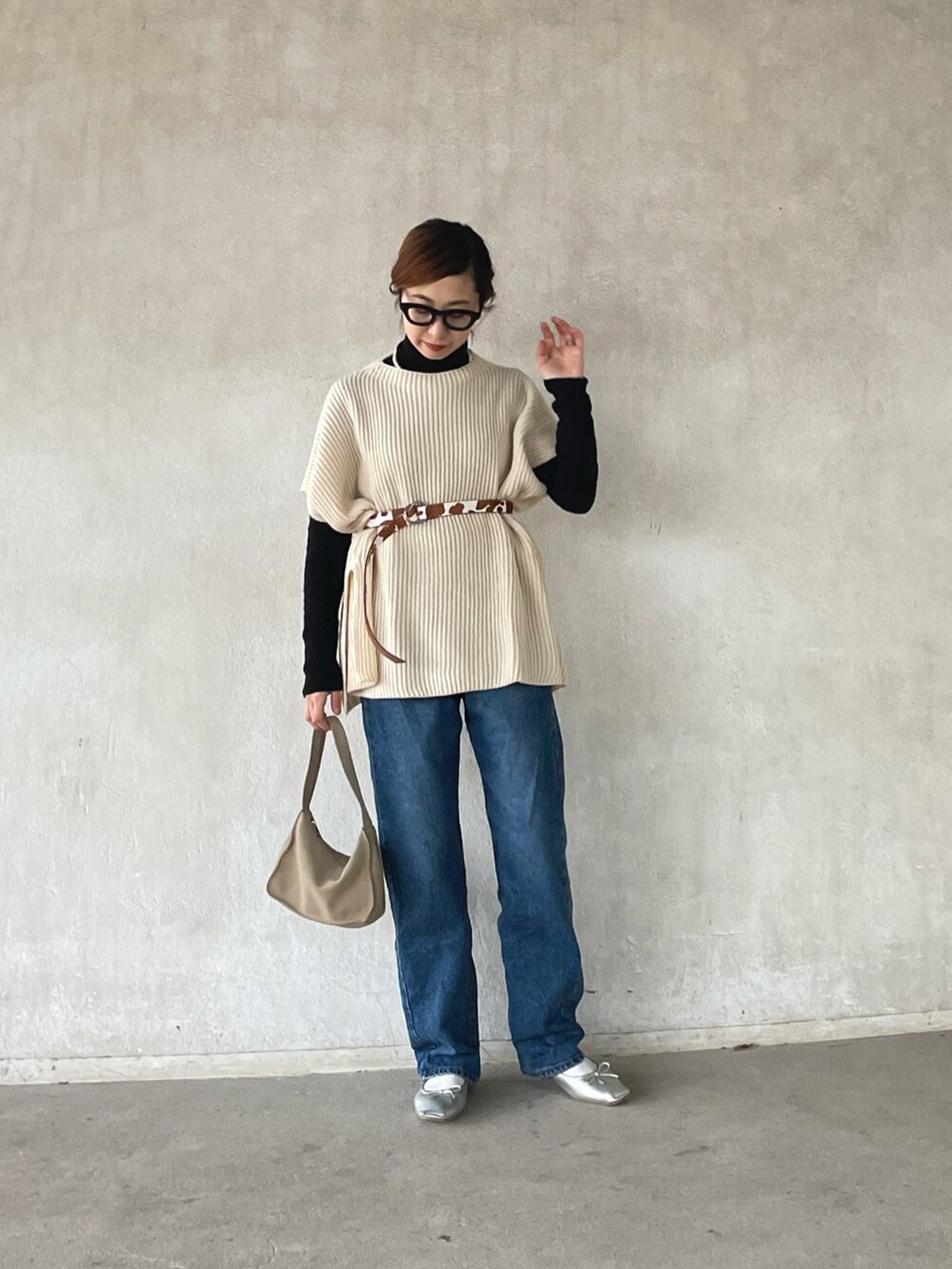 「M2SQUARED、ALWAYS GOOD TIME、レイヤードスタイル、きれいめカジュアル、デニム、ニットベスト、ベスト、ウエストマーク、カウ柄、chiiiibag、byあしながおじさん、byあしながおじさんの靴、足が痛くならない靴、メガネ女子」|「M2SUQAREDの【M2SUQARED/エムツースクエア】サイドスリットモールニット ベスト(ニット/セーター、ホワイト系)」を使った、yukariさん(レディース・168cm)の冬コーディネートの3枚目の写真
