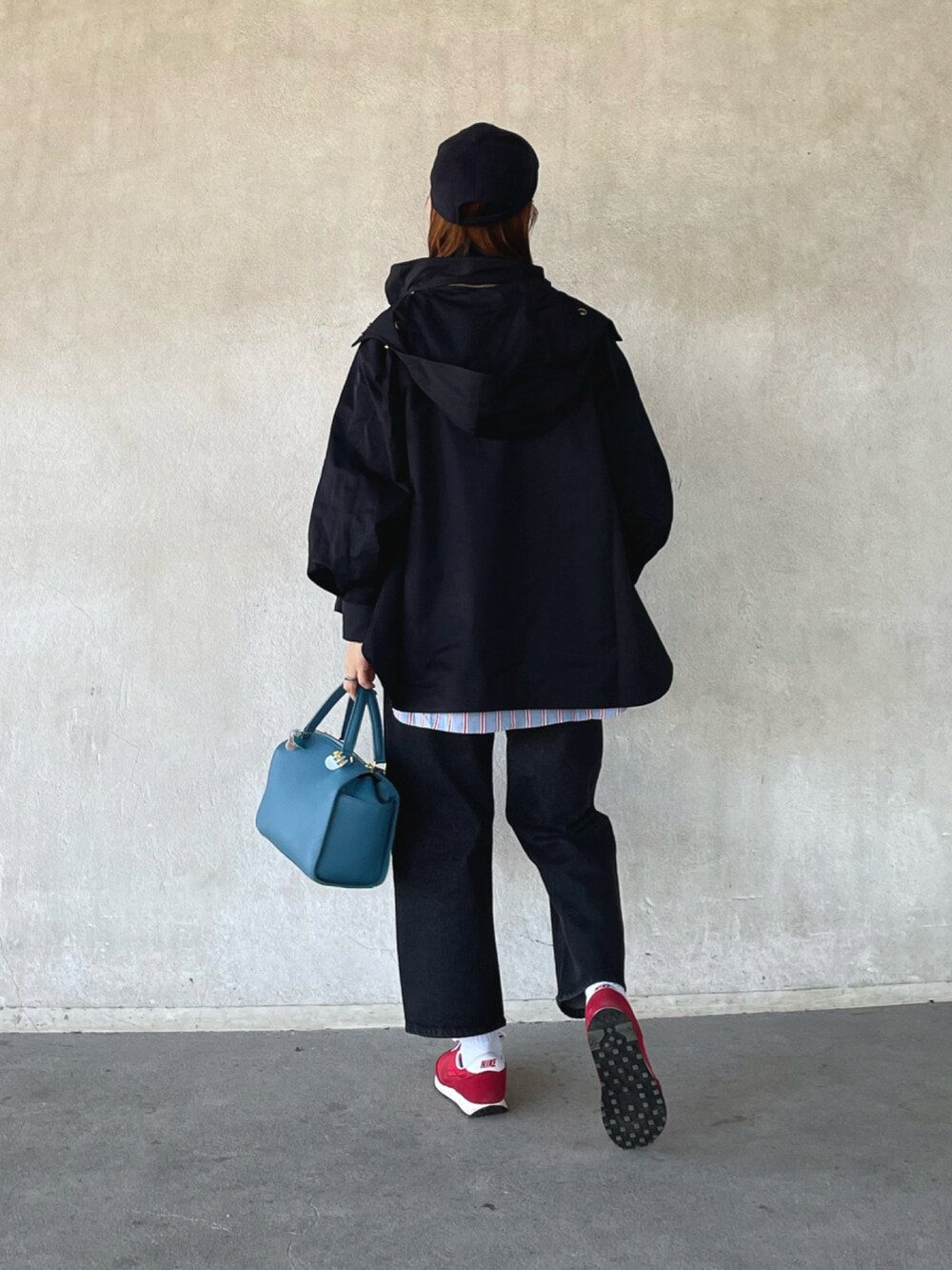 「interplay_tokyo、デニムパンツ、オーバーサイズシャツ、マウンテンパーカー、スニーカー、スニーカーコーデ、NIKE、メガネ女子、カジュアル、Emmataylor、styledoor、キャップ、オーバーサイズ」｜「Emma Taylorの【2022撥水防汚加工・花粉ガード】3WAYフレアーマウンテンパーカー（マウンテンパーカー、ブラック系）」を使った、yukariさん（レディース・168cm）の春コーディネートの3枚目の写真