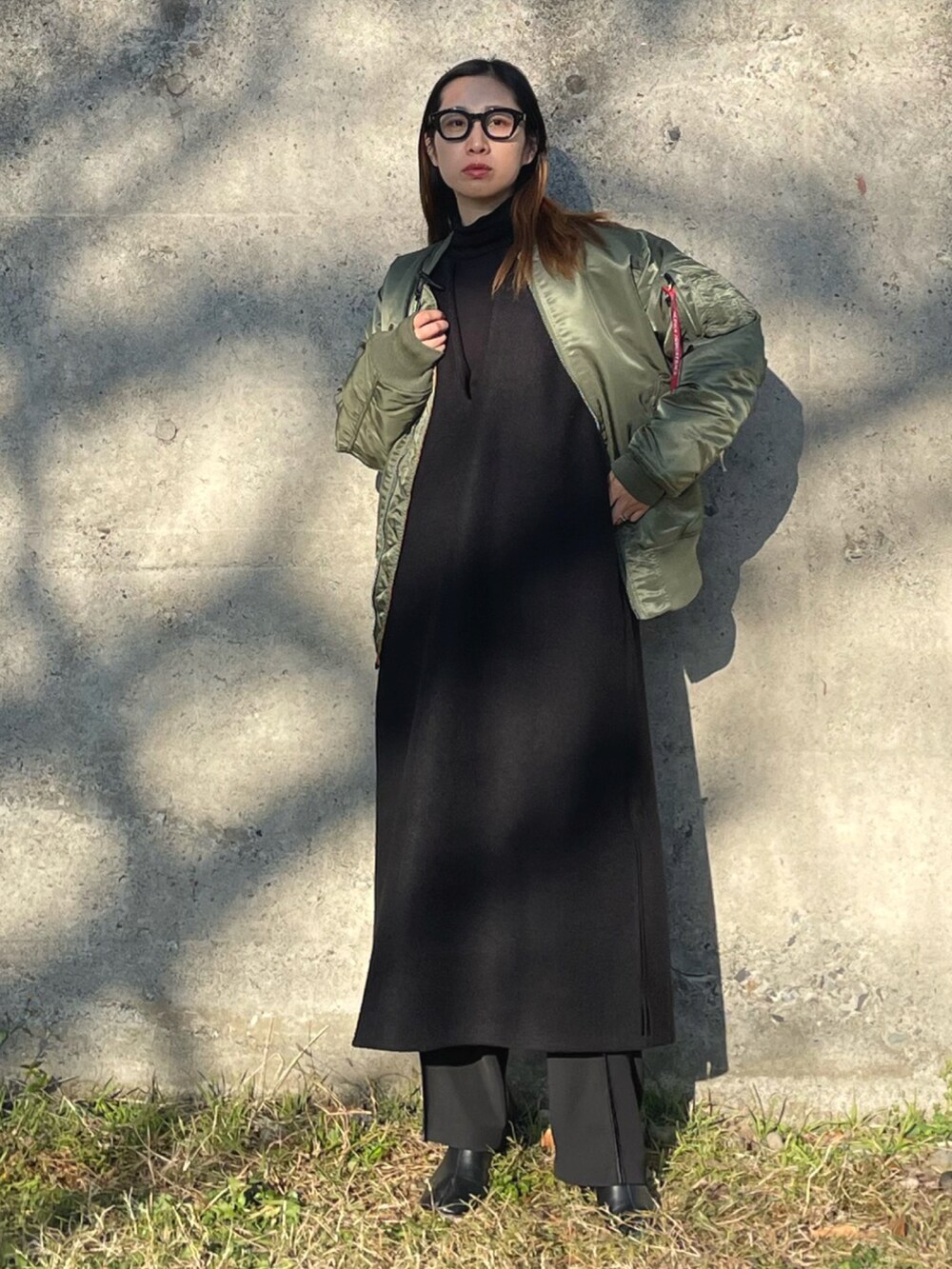 「セレクトモカ(select MOCA)、selectmoca、alpha、alpha_industries_japan、alpha_industries、レイヤードスタイル、MA-1、ロングワンピース、モード、メガネ女子、大人カジュアル」｜「ALPHAのMA-1 CORE TALL(トールモデル)（MA-1、グリーン系）」を使った、yukariさん（レディース・168cm）の冬コーディネートの2枚目の写真