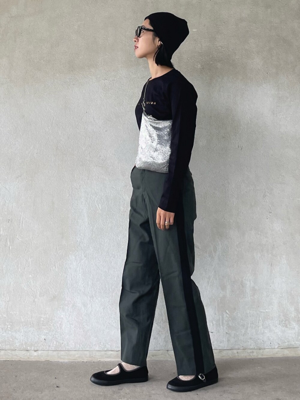 「ファッションを楽しもう、お出かけコーデ、今日のコスメと服、シンプルコーデ、ニット帽、ロゴT、古着MIX、メガネ女子、シルバー、ラインパンツ、休日スタイル、秋コーデ、Daniel Wellington、PR」|「Daniel Wellingtonのストレッチ コットンクルーネック ロングスリーブTシャツ(Tシャツ/カットソー、ブラック系)」を使った、yukariさん(レディース・168cm)の秋コーディネートの3枚目の写真
