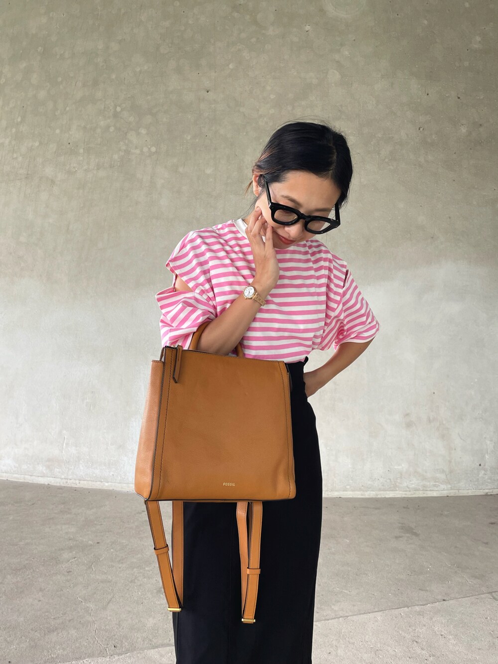 「moment+、momentplus、モーメントプラス、Fossil、FOSSILSTYLE、フォッシル、スニーカー、スニーカーコーデ、エアリフト、タイトスカート、ボーダー、メガネ女子」｜「moment+の綿100％ボーダー天竺.ショルダーカットアウトTシャツ（Tシャツ/カットソー、ピンク系）」を使った、yukariさん（レディース・168cm）の秋コーディネートの4枚目の写真
