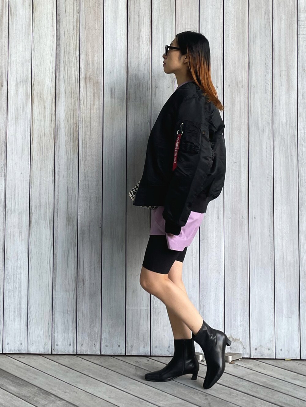 「alpha、alpha_industries_japan、MA-1、ブーツ、ショートブーツ、シャツスタイル、秋コーデ、メガネ女子、大人カジュアル、サヴァサヴァ、サヴァサヴァの靴、足が痛くならない靴、chiiiibag、ショルダーバッグ」｜「ALPHAのAlpha Industries/アルファインダストリーズ MA-1 CORE SPEC フライトジャケット（U.S.サイズ）リバーシブル（MA-1、ブラック系）」を使った、yukariさん（レディース・168cm）の秋コーディネートの2枚目の写真