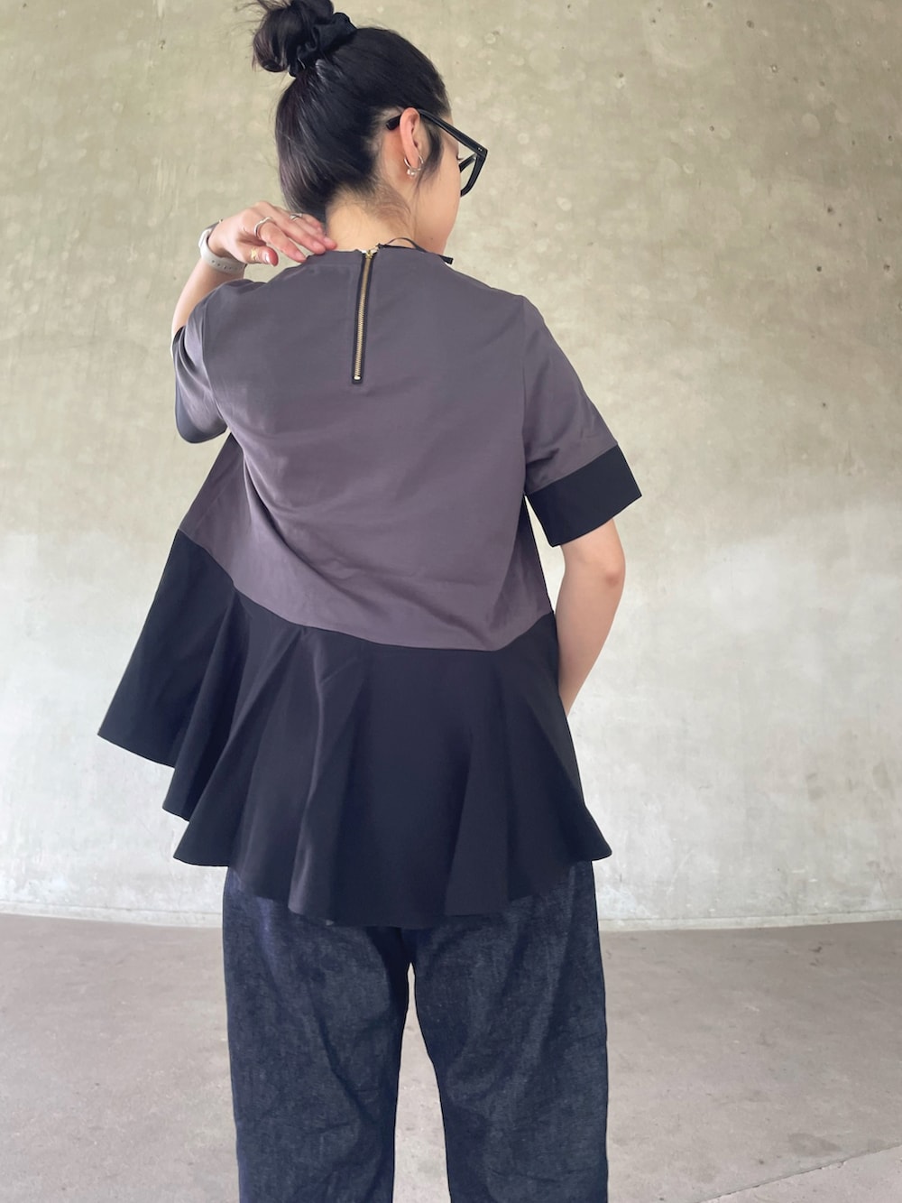 グレー系のTシャツ/カットソー、ブルー系のデニムパンツ、ブラック系のパンプスを着用したレディースの夏コーディネートの5枚目の写真