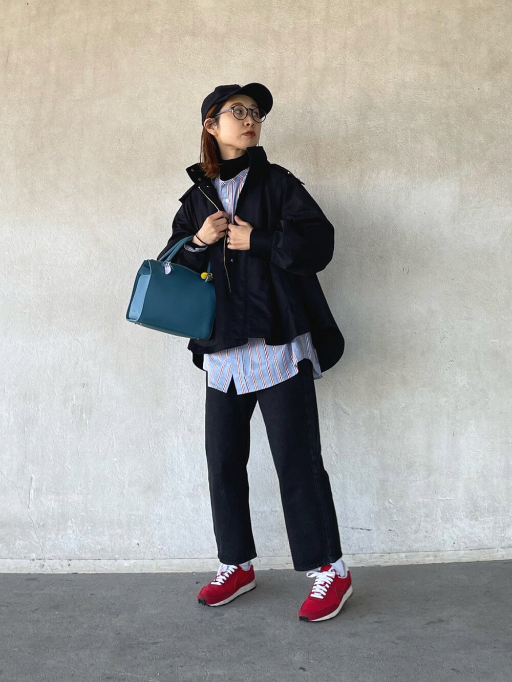 「interplay_tokyo、デニムパンツ、オーバーサイズシャツ、マウンテンパーカー、スニーカー、スニーカーコーデ、NIKE、メガネ女子、カジュアル、Emmataylor、styledoor、キャップ、オーバーサイズ」｜「Emma Taylorの【2022撥水防汚加工・花粉ガード】3WAYフレアーマウンテンパーカー（マウンテンパーカー、ブラック系）」を使った、yukariさん（レディース・168cm）の春コーディネートの4枚目の写真