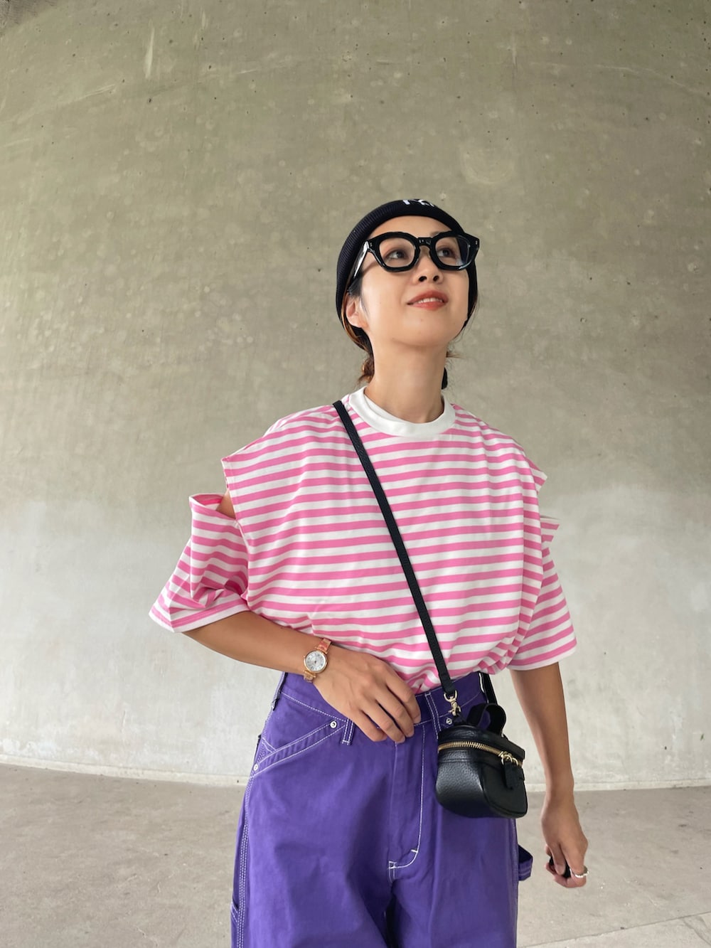 「カラー×コーデ、ニット帽、メガネ女子、momentplus、モーメントプラス、ボーダー、ペインターパンツ、カラーパンツ、ブーツ、keen、チェルシーブーツ、休日スタイル、ショルダーバッグ、カジュアルコーデ、Lee」｜「moment+の綿100％ボーダー天竺.ショルダーカットアウトTシャツ（Tシャツ/カットソー、ピンク系）」を使った、yukariさん（レディース・168cm）の秋コーディネートの2枚目の写真